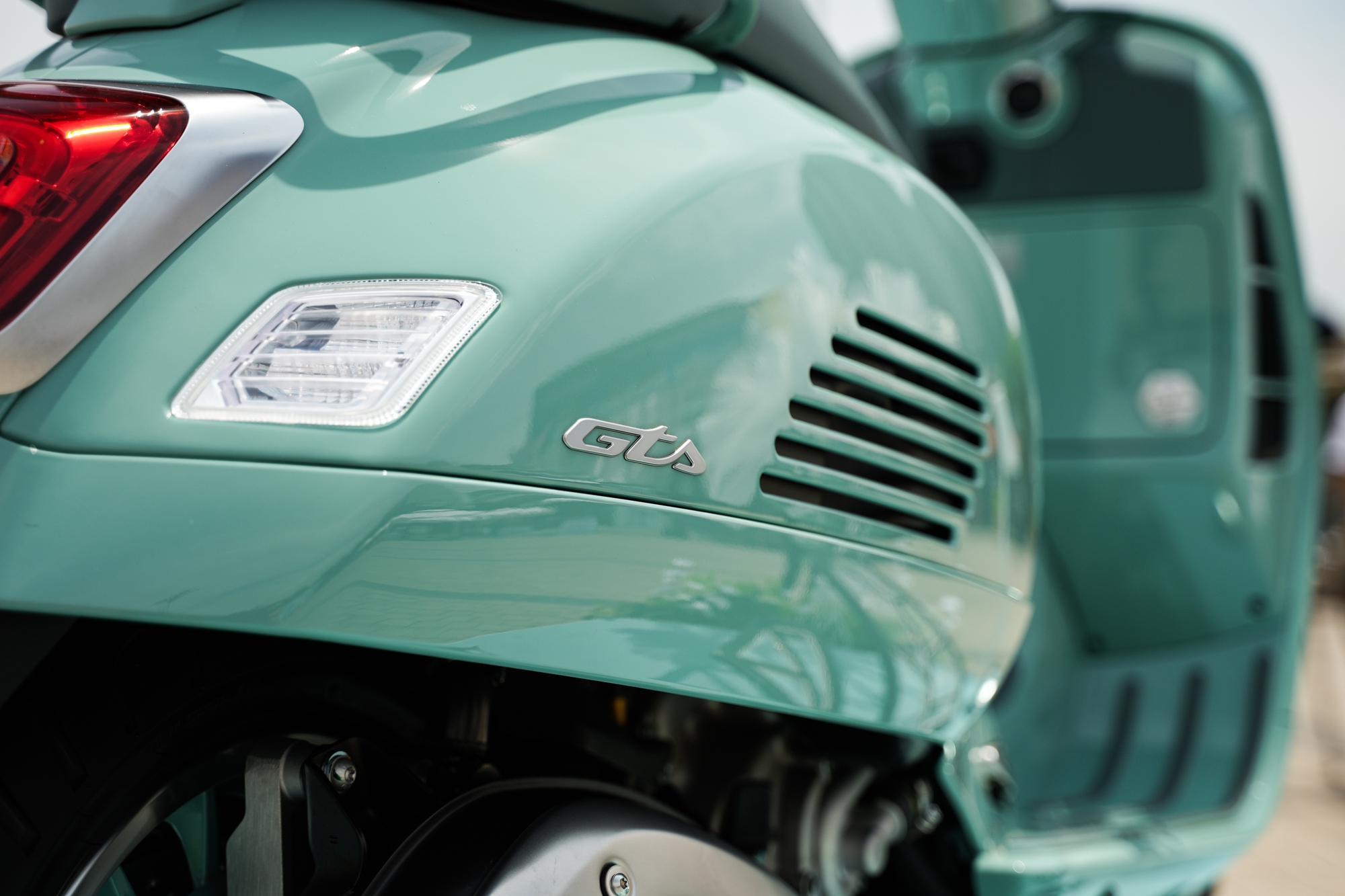 Vespa ra mắt bộ sưu tập 80 năm tại Việt Nam: Gi&aacute; từ 106,5 triệu đồng, m&agrave;u lấy cảm hứng từ 1946, Sprint lần đầu d&ugrave;ng m&aacute;y 180cc- Ảnh 11.