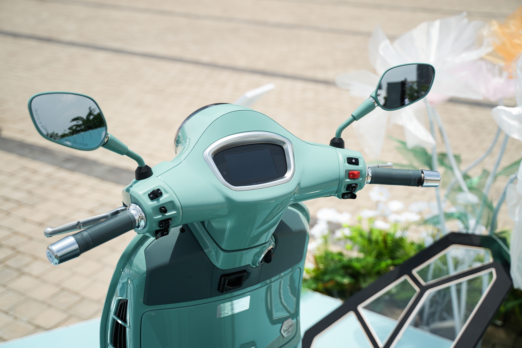 Vespa ra mắt bộ sưu tập 80 năm tại Việt Nam: Gi&aacute; từ 106,5 triệu đồng, m&agrave;u lấy cảm hứng từ 1946, Sprint lần đầu d&ugrave;ng m&aacute;y 180cc- Ảnh 10.