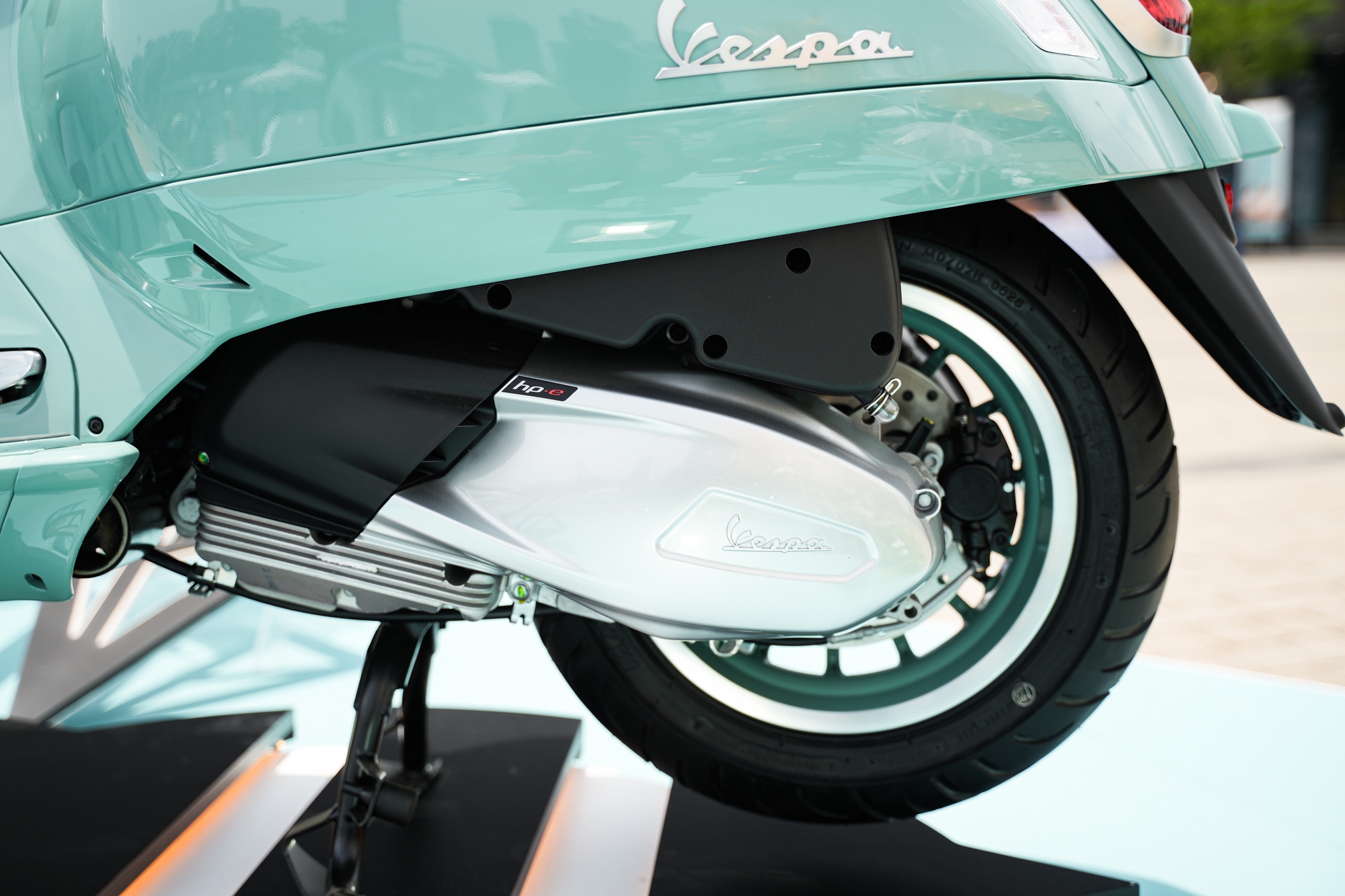 Vespa ra mắt bộ sưu tập 80 năm tại Việt Nam: Gi&aacute; từ 106,5 triệu đồng, m&agrave;u lấy cảm hứng từ 1946, Sprint lần đầu d&ugrave;ng m&aacute;y 180cc- Ảnh 9.