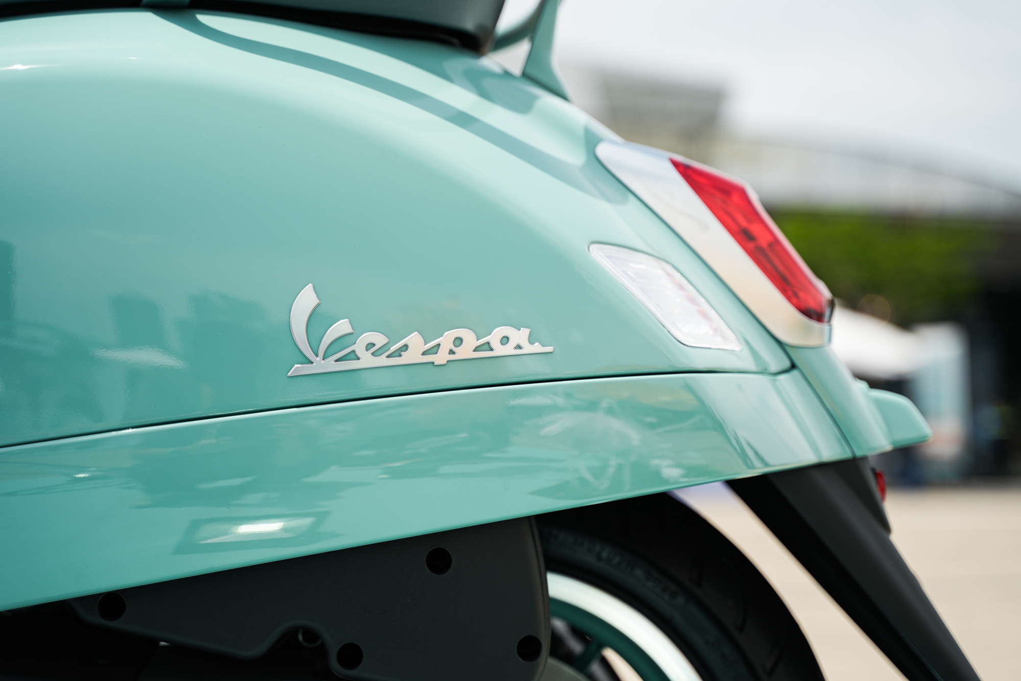 Vespa ra mắt bộ sưu tập 80 năm tại Việt Nam: Gi&aacute; từ 106,5 triệu đồng, m&agrave;u lấy cảm hứng từ 1946, Sprint lần đầu d&ugrave;ng m&aacute;y 180cc- Ảnh 12.