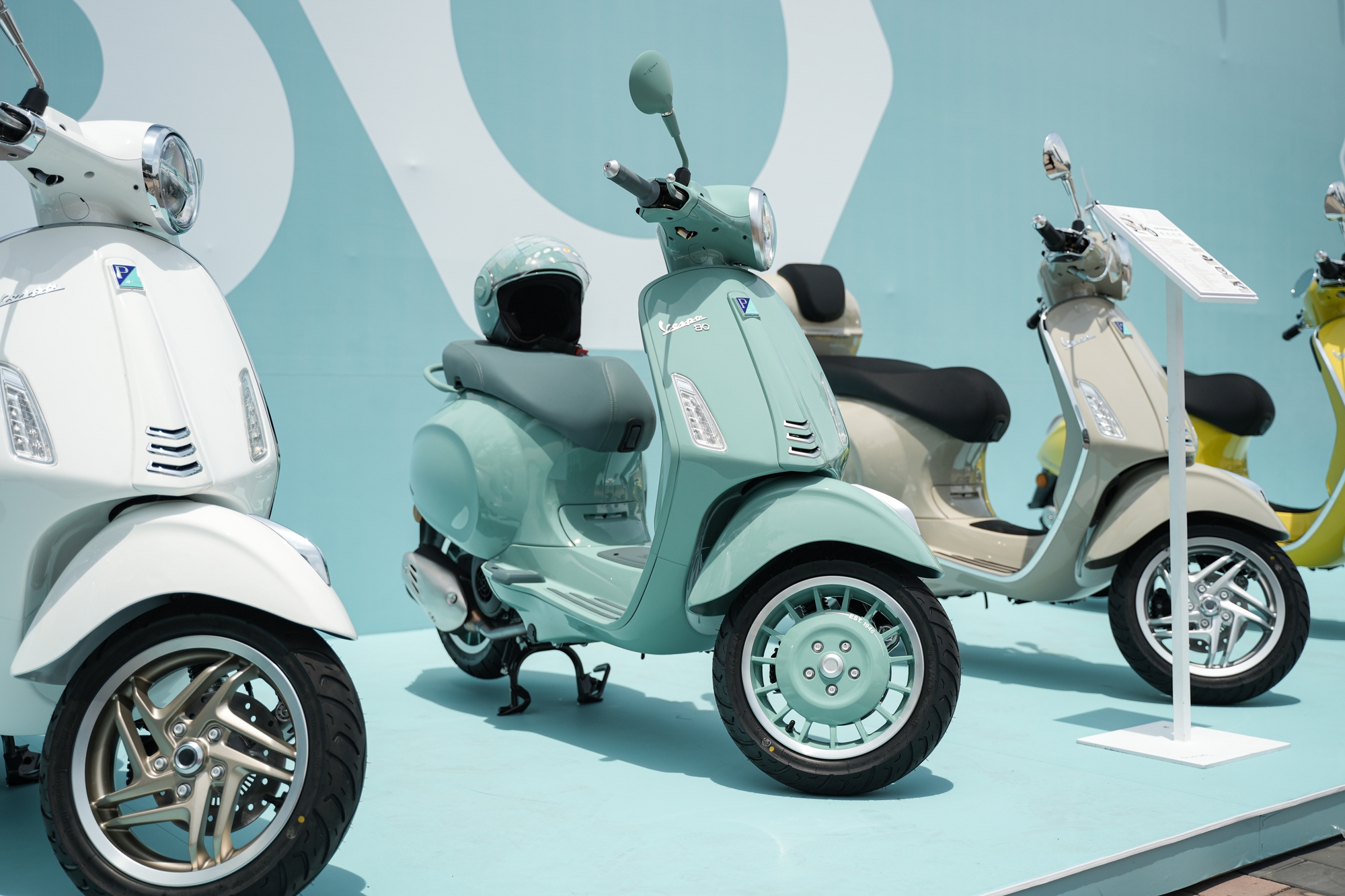 Vespa ra mắt bộ sưu tập 80 năm tại Việt Nam: Gi&aacute; từ 106,5 triệu đồng, m&agrave;u lấy cảm hứng từ 1946, Sprint lần đầu d&ugrave;ng m&aacute;y 180cc- Ảnh 14.