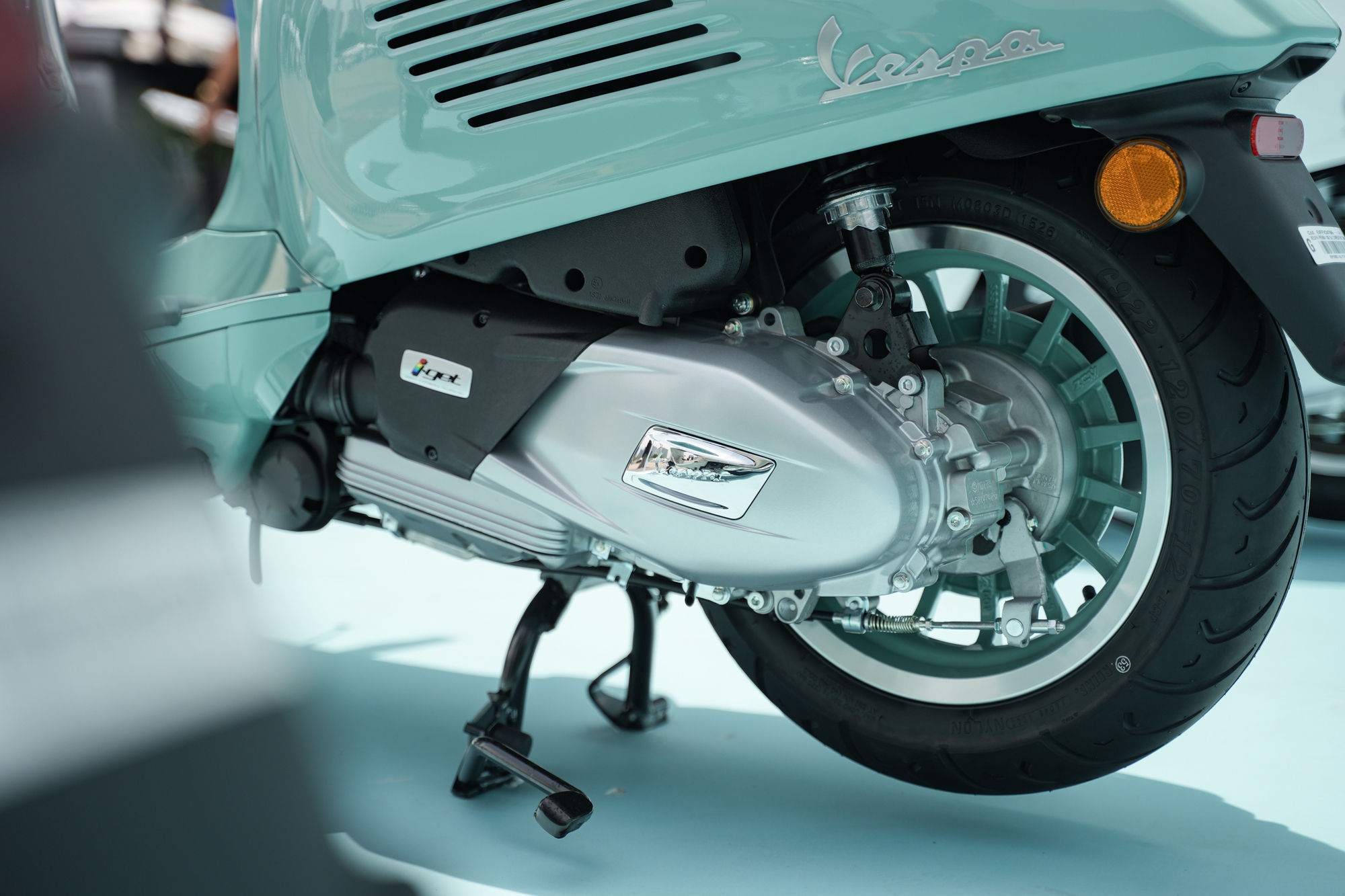 Vespa ra mắt bộ sưu tập 80 năm tại Việt Nam: Gi&aacute; từ 106,5 triệu đồng, m&agrave;u lấy cảm hứng từ 1946, Sprint lần đầu d&ugrave;ng m&aacute;y 180cc- Ảnh 16.