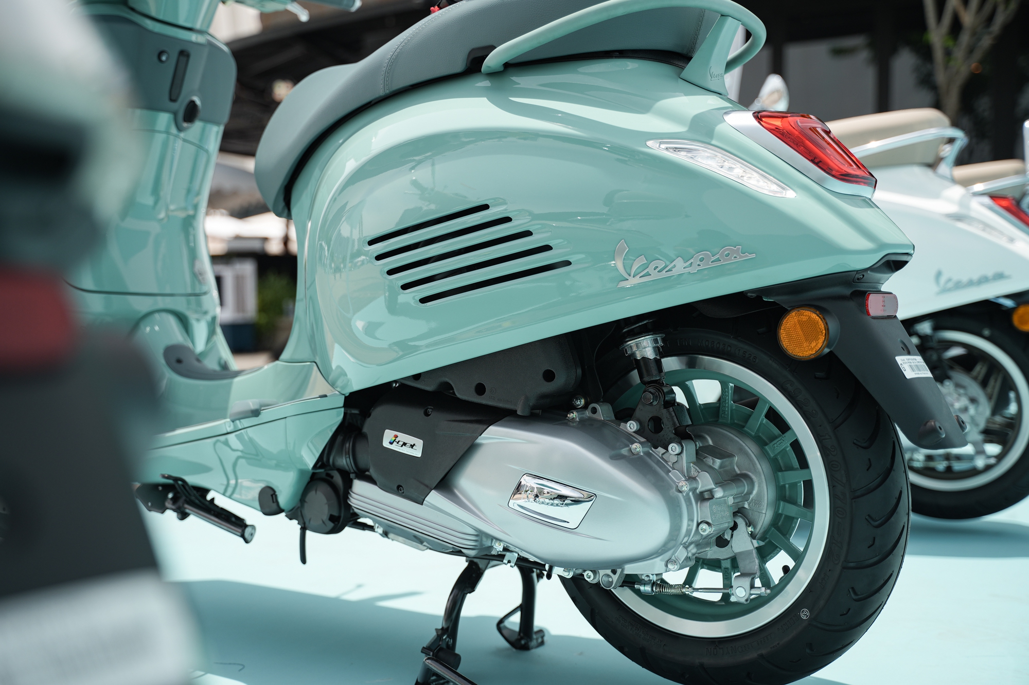 Vespa ra mắt bộ sưu tập 80 năm tại Việt Nam: Gi&aacute; từ 106,5 triệu đồng, m&agrave;u lấy cảm hứng từ 1946, Sprint lần đầu d&ugrave;ng m&aacute;y 180cc- Ảnh 15.