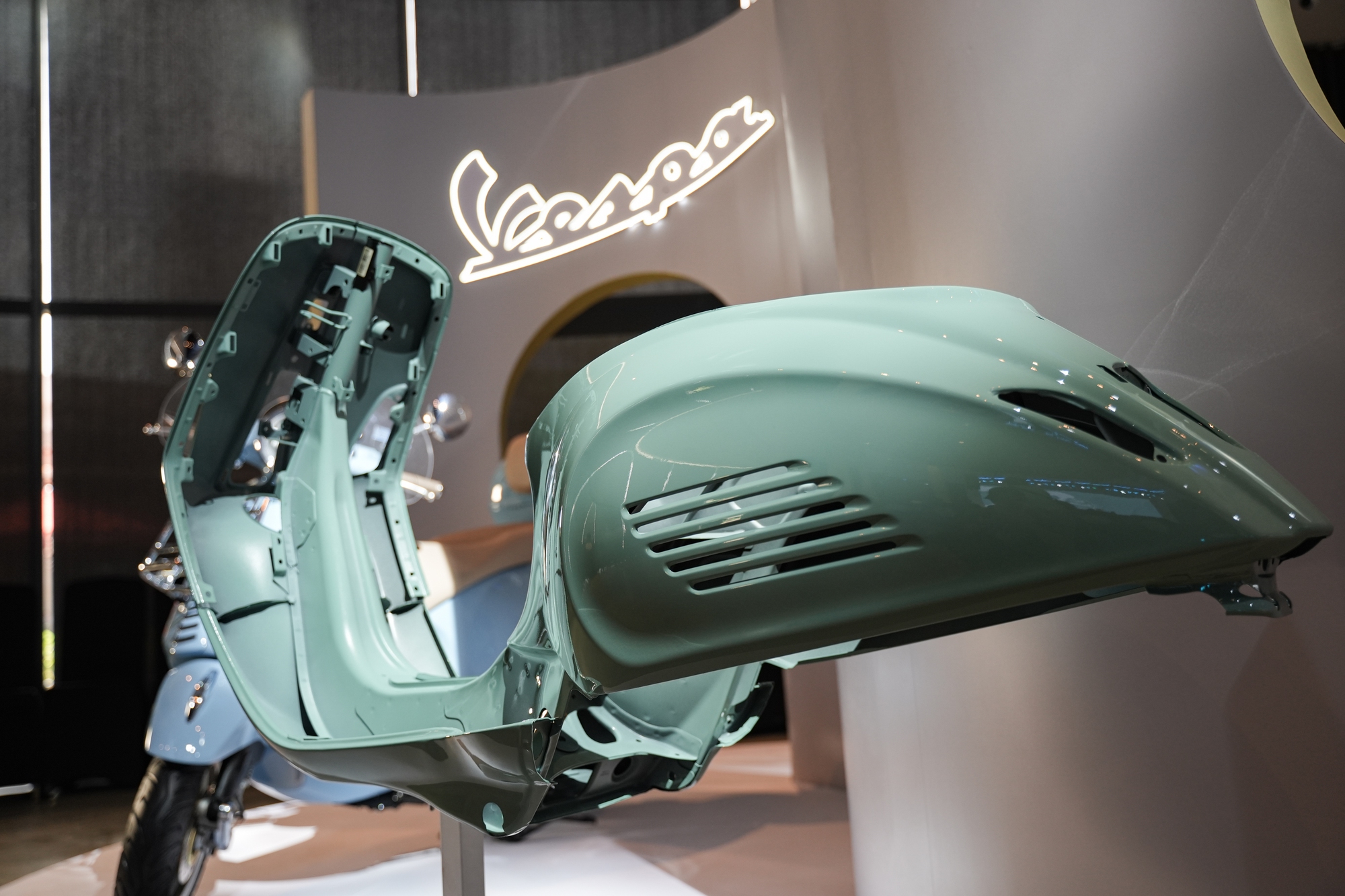 Vespa ra mắt bộ sưu tập 80 năm tại Việt Nam: Gi&aacute; từ 106,5 triệu đồng, m&agrave;u lấy cảm hứng từ 1946, Sprint lần đầu d&ugrave;ng m&aacute;y 180cc- Ảnh 2.