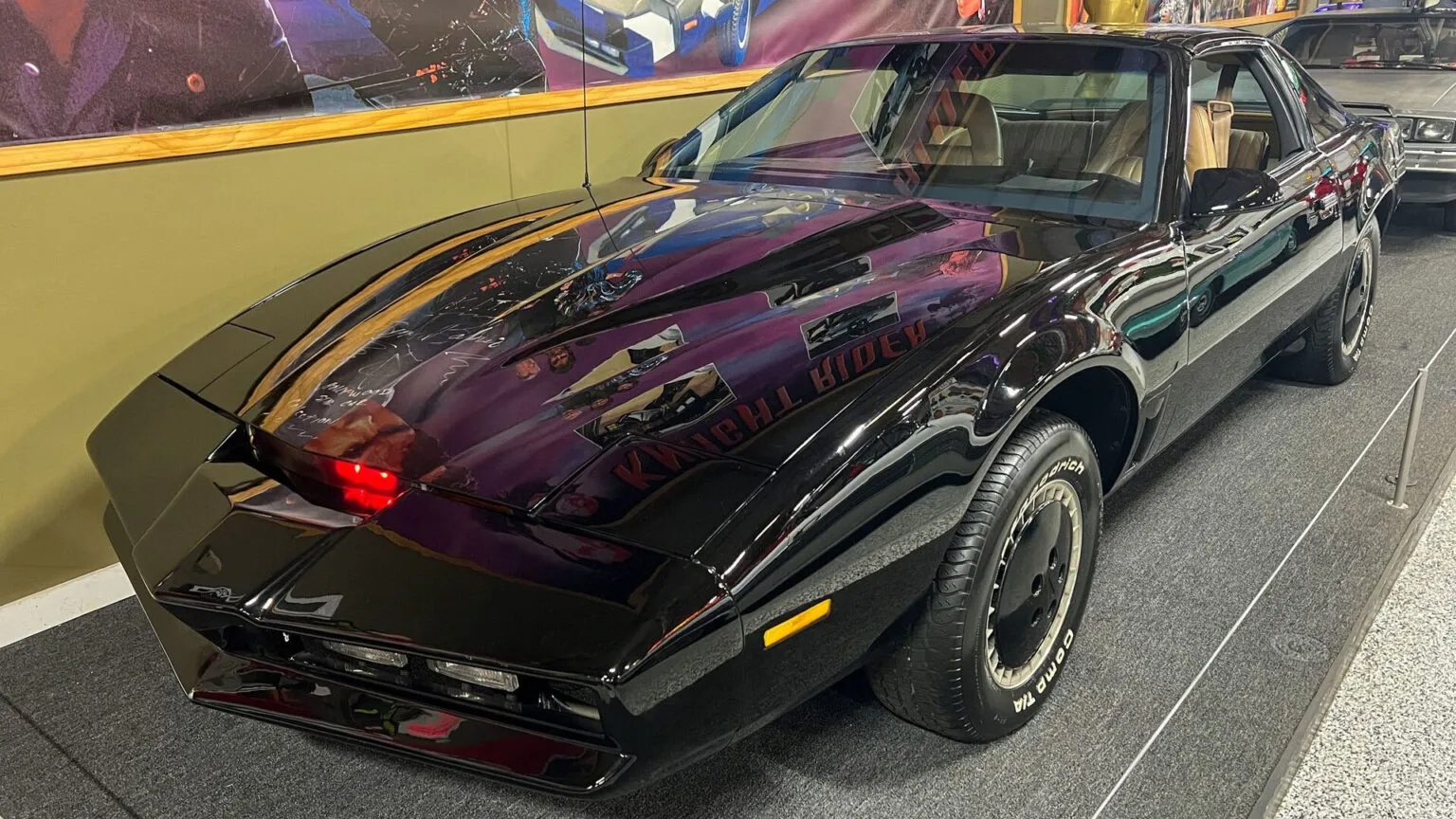Chiếc xe huyền thoại "Knight Rider" bị phạt tốc độ ở New York d&ugrave; đang nằm y&ecirc;n trong bảo t&agrave;ng c&aacute;ch đ&oacute; hơn 1.300 km- Ảnh 1.