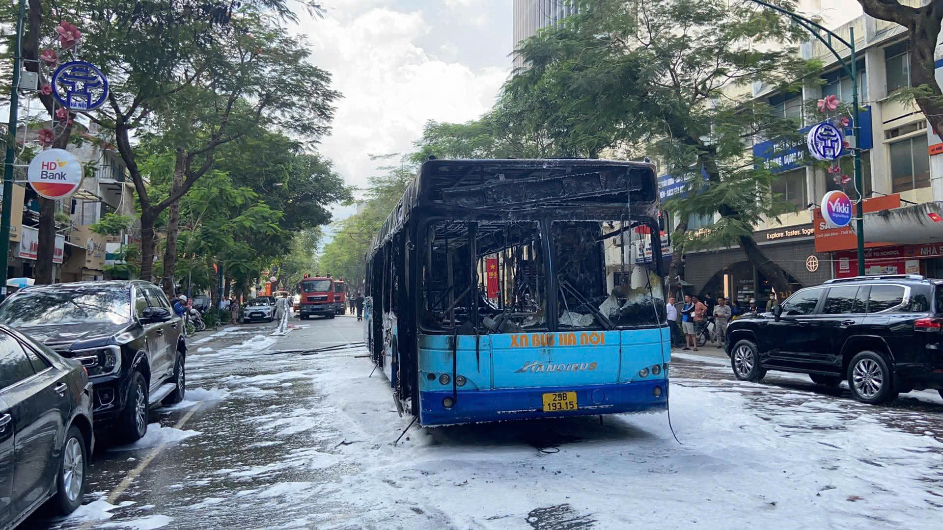 Lửa v&agrave; kh&oacute;i đen bao tr&ugrave;m xe bu&yacute;t tr&ecirc;n phố L&yacute; Thường Kiệt- Ảnh 3.
