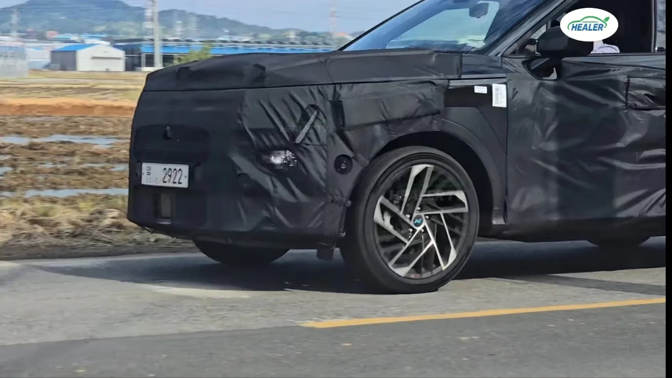 Hyundai Tucson N-Line đời mới lần đầu lộ diện: Thiết kế hầm hố hơn, mâm lớn, màn hình lớn tích hợp AI, động cơ sẽ mạnh hơn bản thường- Ảnh 2. Hyundai Tucson N-Line đời mới lần đầu lộ diện: Thiết kế hầm hố hơn, mâm lớn, màn hình lớn tích hợp AI, động cơ sẽ mạnh hơn bản thường- Ảnh 2.