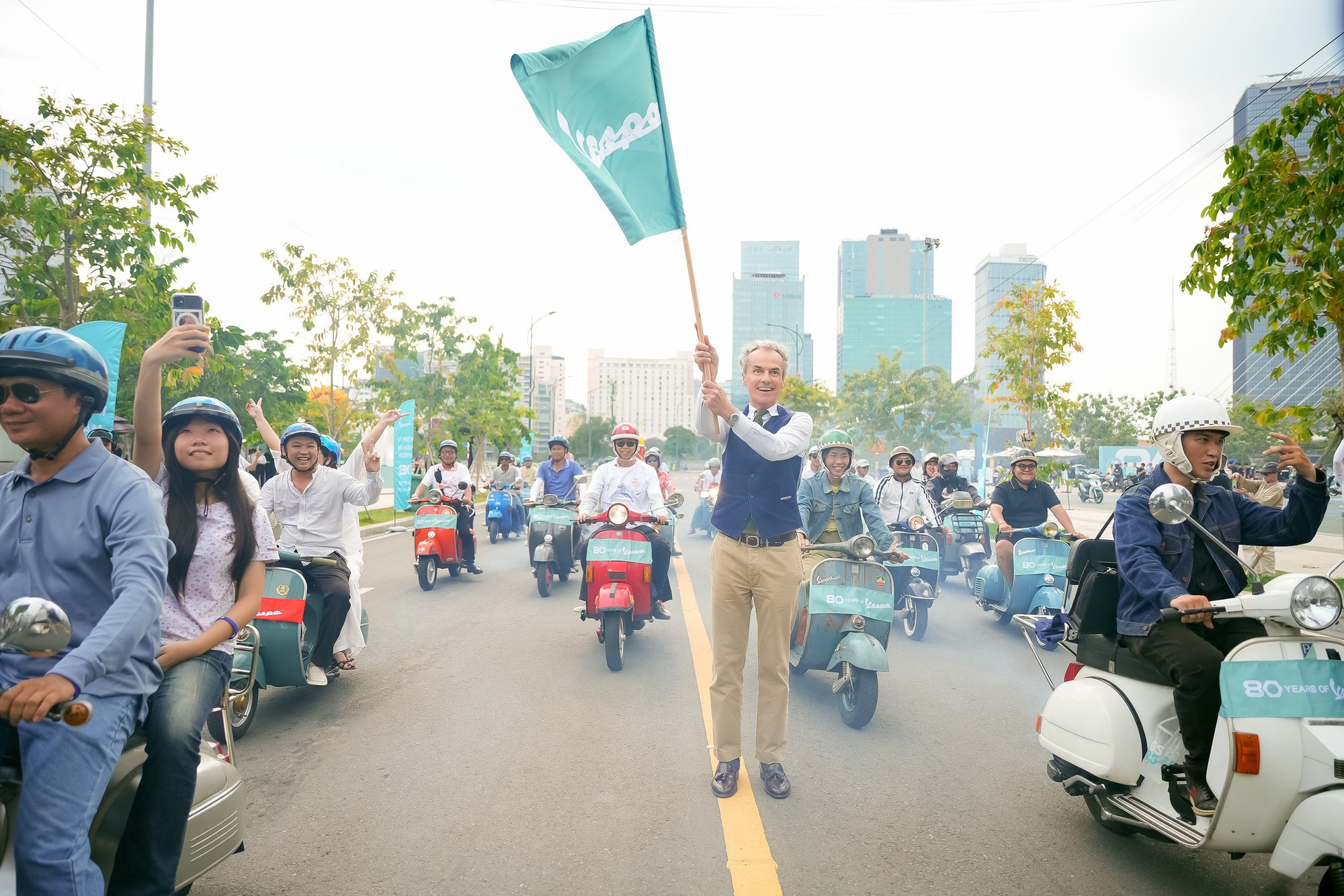 Đi Vespa kh&ocirc;ng đơn giản l&agrave; &ldquo;chạy xe&rdquo;, đ&oacute; l&agrave; một kiểu &ldquo;tr&igrave;nh diễn di sản&rdquo;- Ảnh 9.