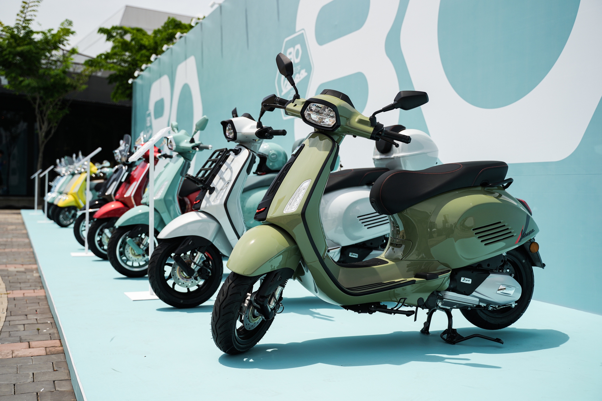 Đi Vespa kh&ocirc;ng đơn giản l&agrave; &ldquo;chạy xe&rdquo;, đ&oacute; l&agrave; một kiểu &ldquo;tr&igrave;nh diễn di sản&rdquo;- Ảnh 3.