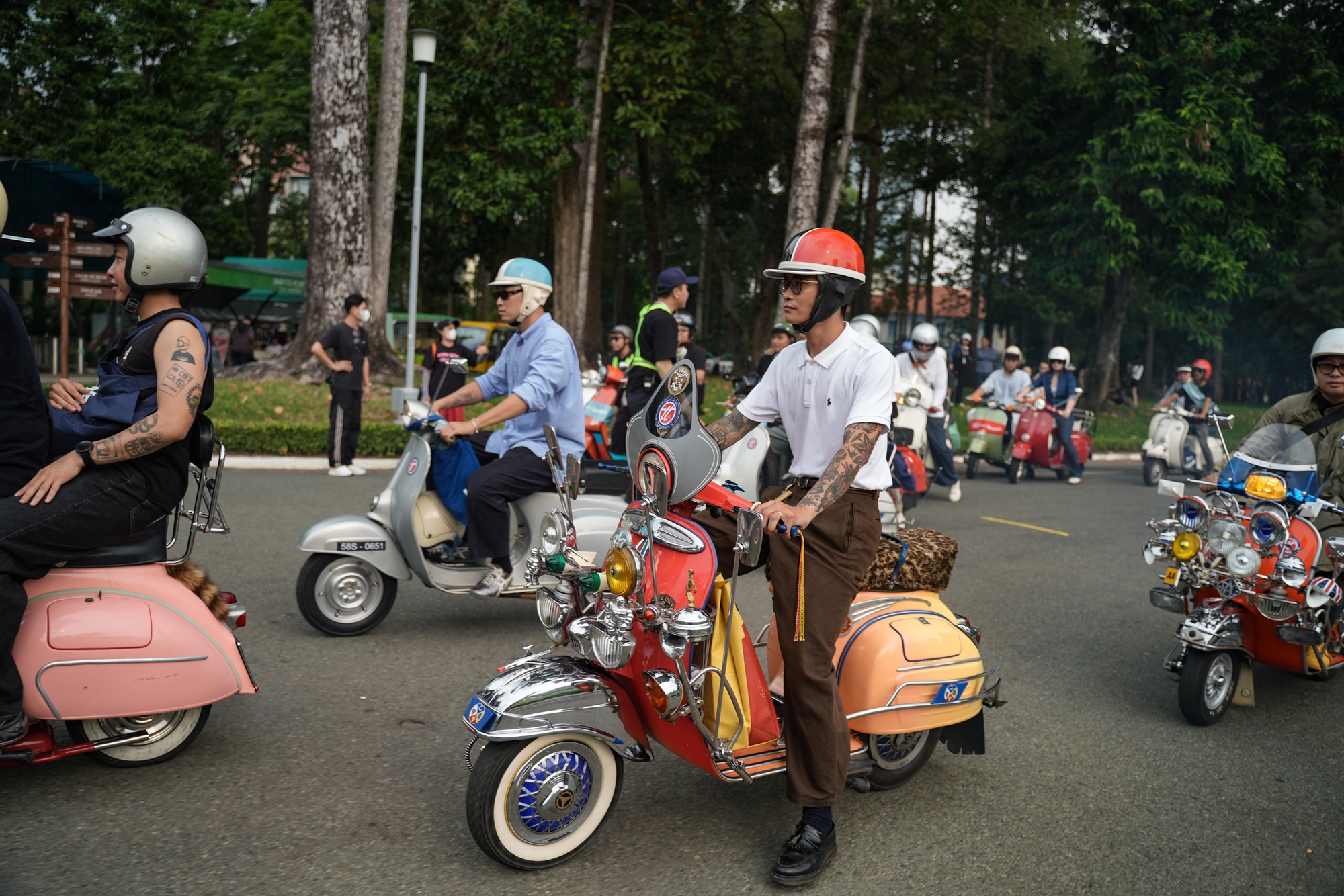 Đi Vespa kh&ocirc;ng đơn giản l&agrave; &ldquo;chạy xe&rdquo;, đ&oacute; l&agrave; một kiểu &ldquo;tr&igrave;nh diễn di sản&rdquo;- Ảnh 15.