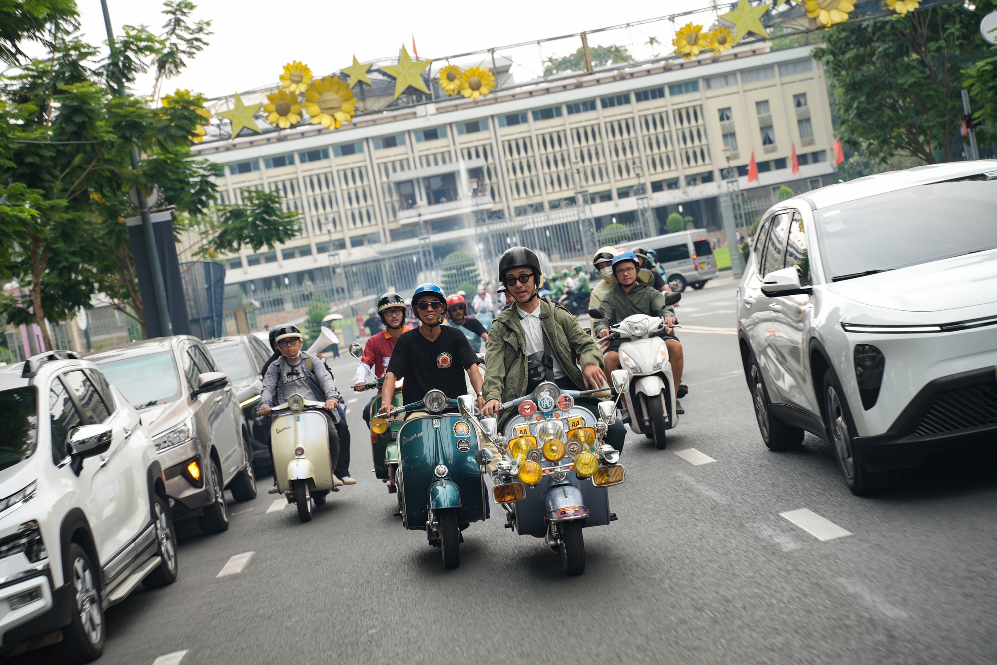 Đi Vespa kh&ocirc;ng đơn giản l&agrave; &ldquo;chạy xe&rdquo;, đ&oacute; l&agrave; một kiểu &ldquo;tr&igrave;nh diễn di sản&rdquo;- Ảnh 17.