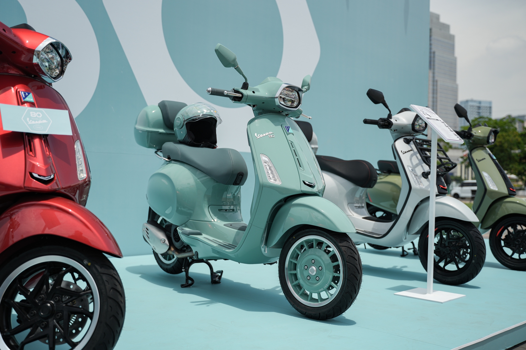 Cận cảnh Vespa Sprint 180 lần đầu xuất hiện tại Việt Nam: Gi&aacute; ngang SH350i, động cơ mạnh nhất d&ograve;ng Sprint nhưng kh&ocirc;ng d&agrave;nh cho số đ&ocirc;ng- Ảnh 2.