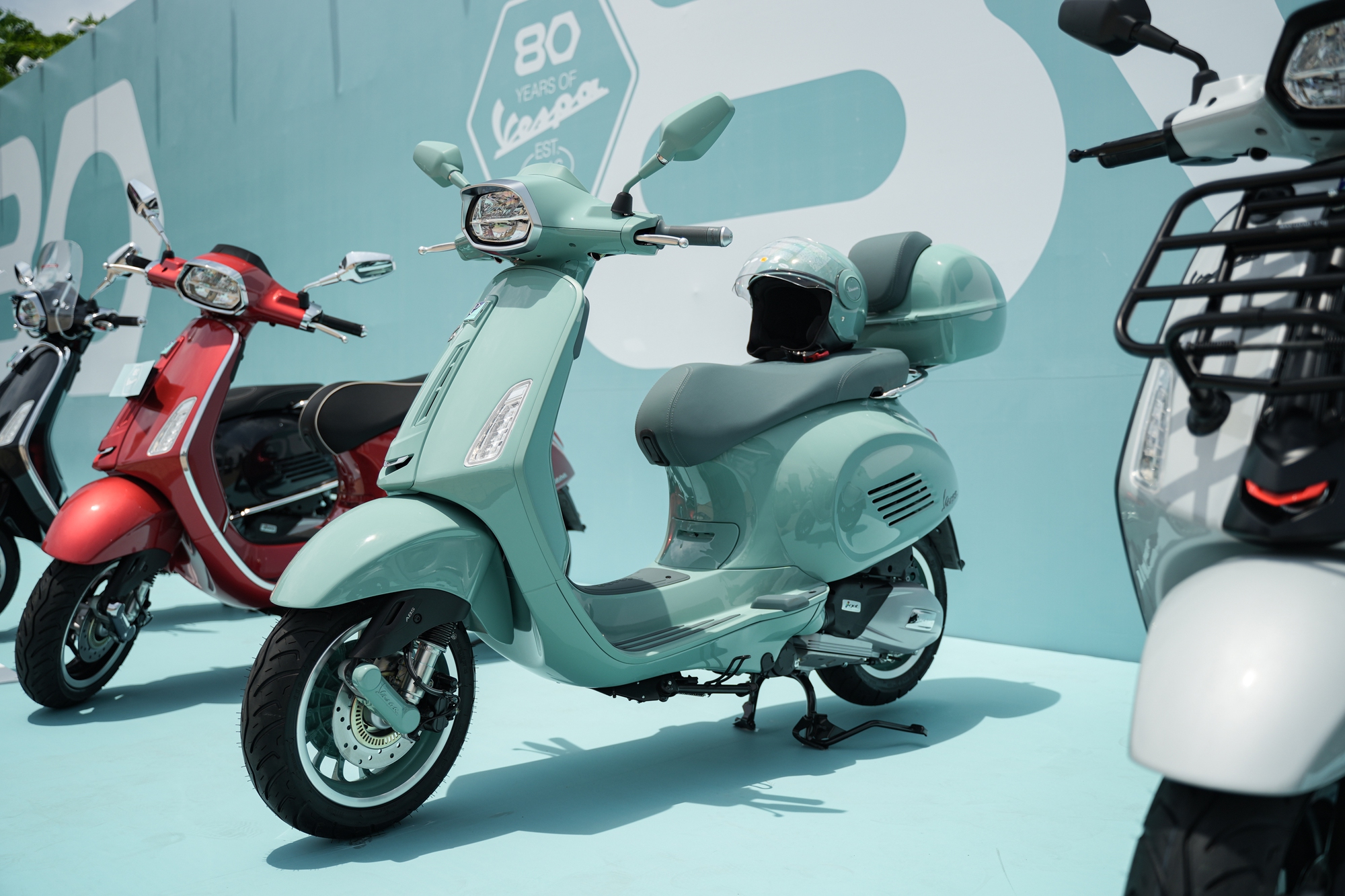 Cận cảnh Vespa Sprint 180 lần đầu xuất hiện tại Việt Nam: Gi&aacute; ngang SH350i, động cơ mạnh nhất d&ograve;ng Sprint nhưng kh&ocirc;ng d&agrave;nh cho số đ&ocirc;ng- Ảnh 1.