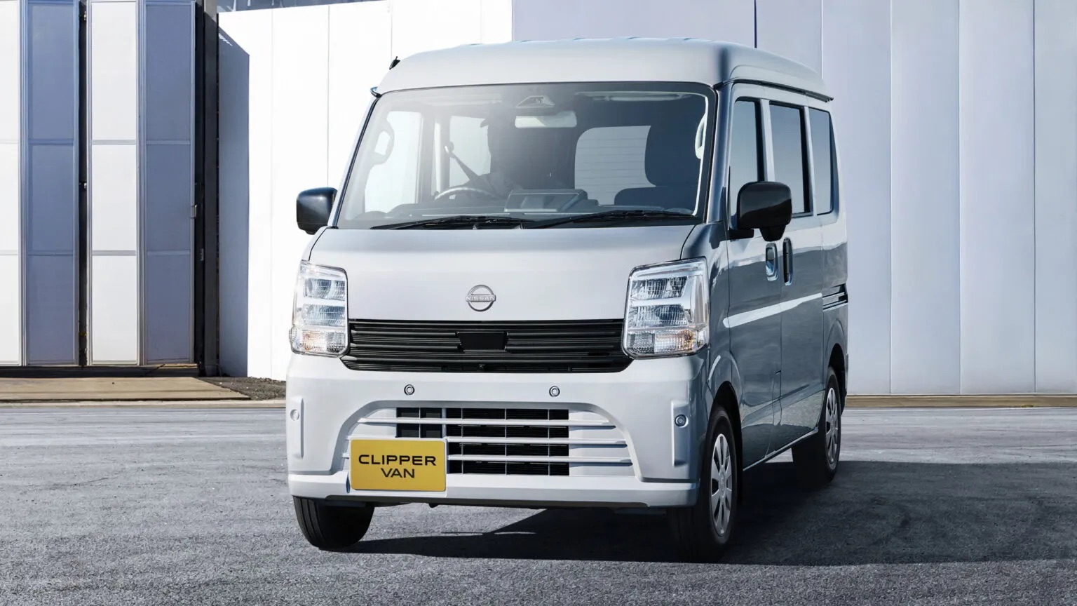 Nissan l&agrave;m sẵn xe van cho người th&iacute;ch cắm trại: Gi&aacute; quy đổi từ 241 triệu đồng, th&ugrave;ng sau t&ugrave;y biến linh hoạt, c&oacute; cả đệm ngủ th&aacute;o rời- Ảnh 1.