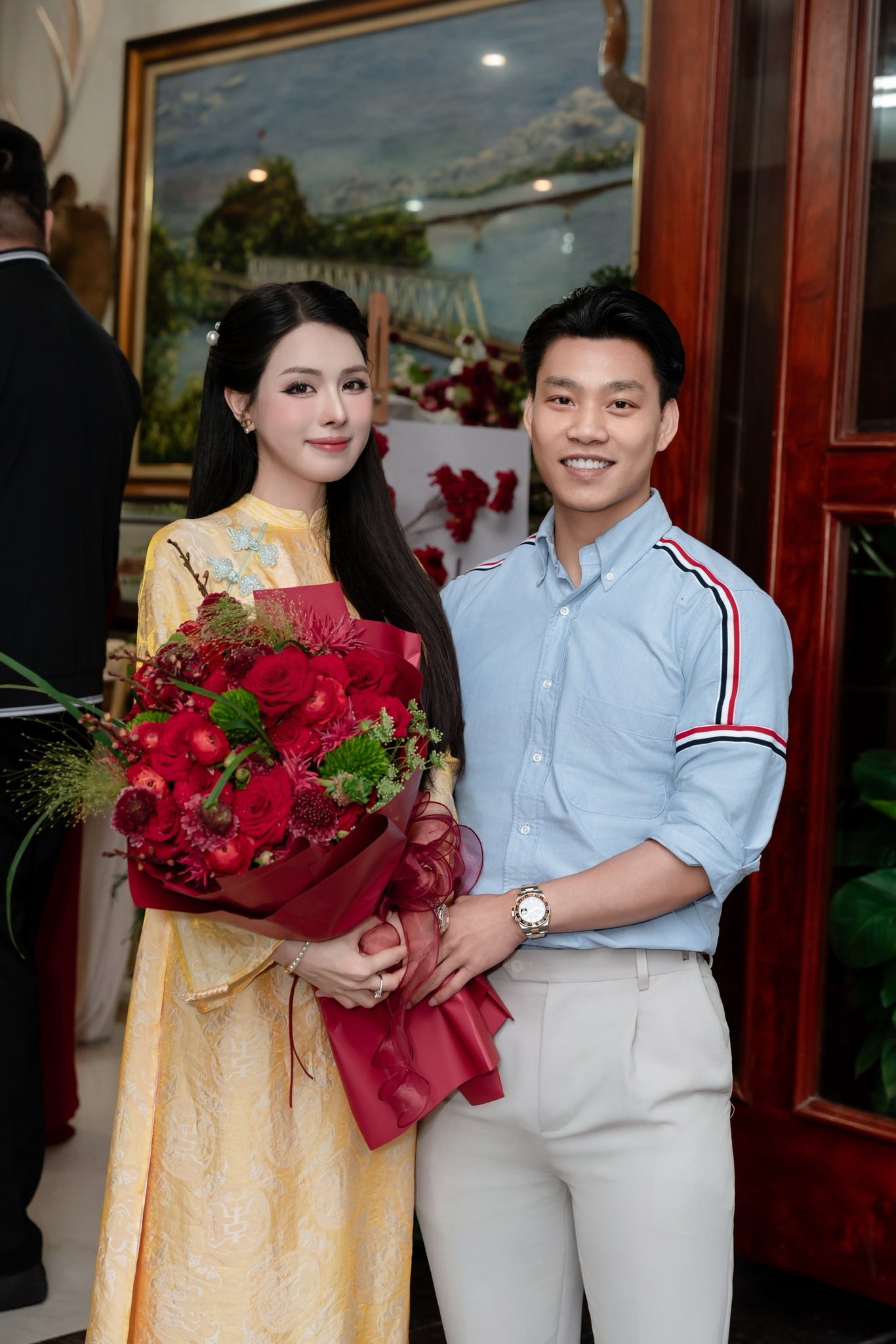 Tuyển thủ Văn Thanh l&aacute;i xe sang Porsche đưa vợ sắp cưới "tr&acirc;m anh thế phiệt" về qu&ecirc; nghỉ lễ, kh&ocirc;ng tho&aacute;t khỏi cảnh giao th&ocirc;ng kẹt cứng- Ảnh 2.