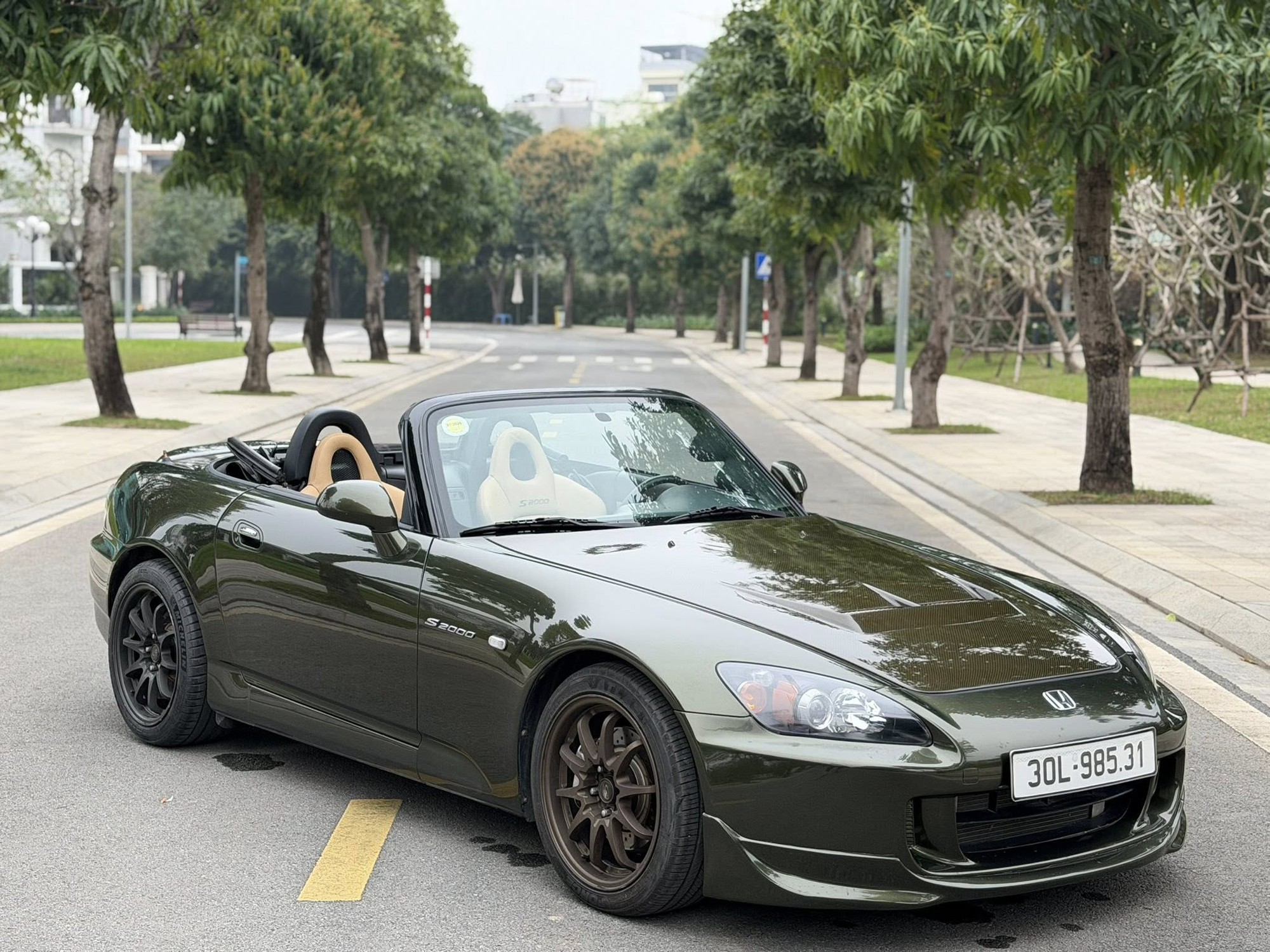 Honda S2000 cực hiếm l&ecirc;n s&agrave;n xe cũ: JDM 22 năm tuổi đắt ngang Porsche Taycan &lsquo;đập hộp&rsquo;- Ảnh 1.