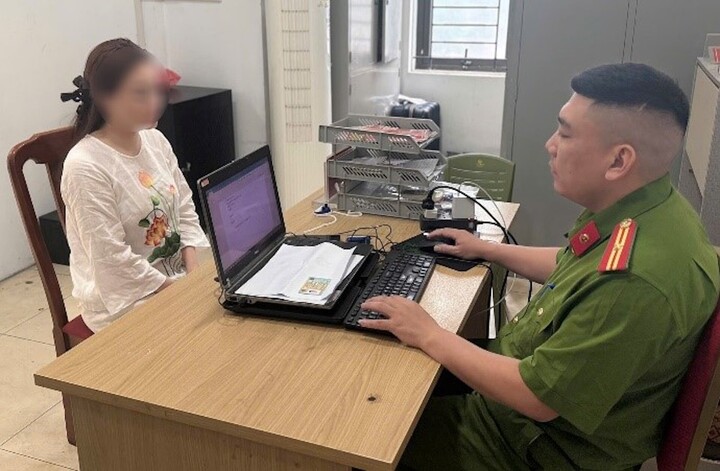 Lập hồ sơ xử l&yacute; người phụ nữ chửi bới, h&agrave;nh hung t&agrave;i xế &ocirc; t&ocirc; giữa đường- Ảnh 1.