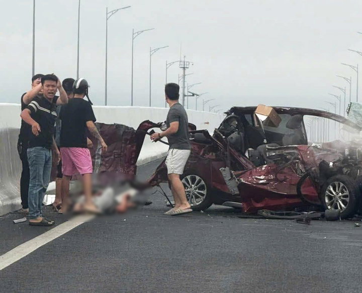 &Ocirc; t&ocirc; bay n&oacute;c, biến dạng sau tai nạn tr&ecirc;n cao tốc, 2 người tho&aacute;t chết kỳ diệu- Ảnh 1.