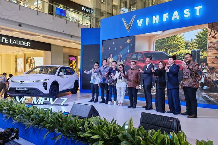 VinFast VF MPV 7 ch&iacute;nh thức ra mắt Indonesia: Xe điện 7 chỗ lắp r&aacute;p nội địa, tham vọng cạnh tranh ph&acirc;n kh&uacute;c phổ th&ocirc;ng- Ảnh 2.