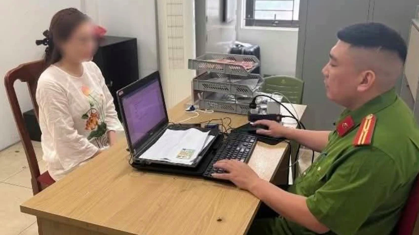 Chửi bới, đ&aacute;nh t&agrave;i xế &ocirc; t&ocirc; giữa phố H&agrave; Nội: Người phụ nữ khai g&igrave; khi l&agrave;m việc với c&ocirc;ng an?- Ảnh 1.