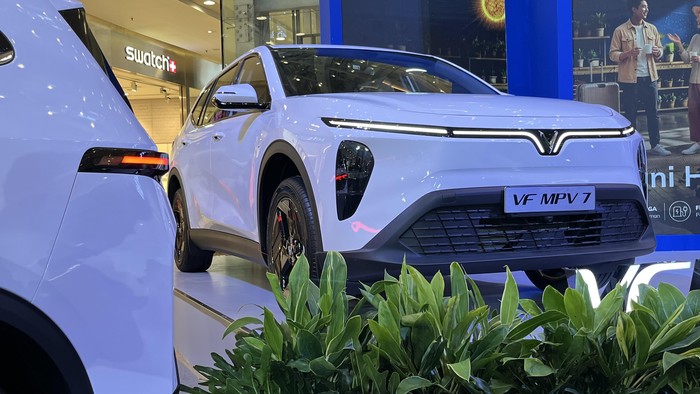 VinFast VF MPV 7 ch&iacute;nh thức ra mắt Indonesia: Xe điện 7 chỗ lắp r&aacute;p nội địa, tham vọng cạnh tranh ph&acirc;n kh&uacute;c phổ th&ocirc;ng- Ảnh 1.