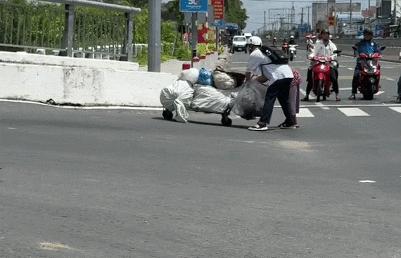 4,3 triệu lượt xem video nam sinh lao tới đẩy xe ve chai gi&uacute;p b&agrave; cụ giữa dốc cầu: "Nu&ocirc;i con như vậy mới đ&aacute;ng!"- Ảnh 2.
