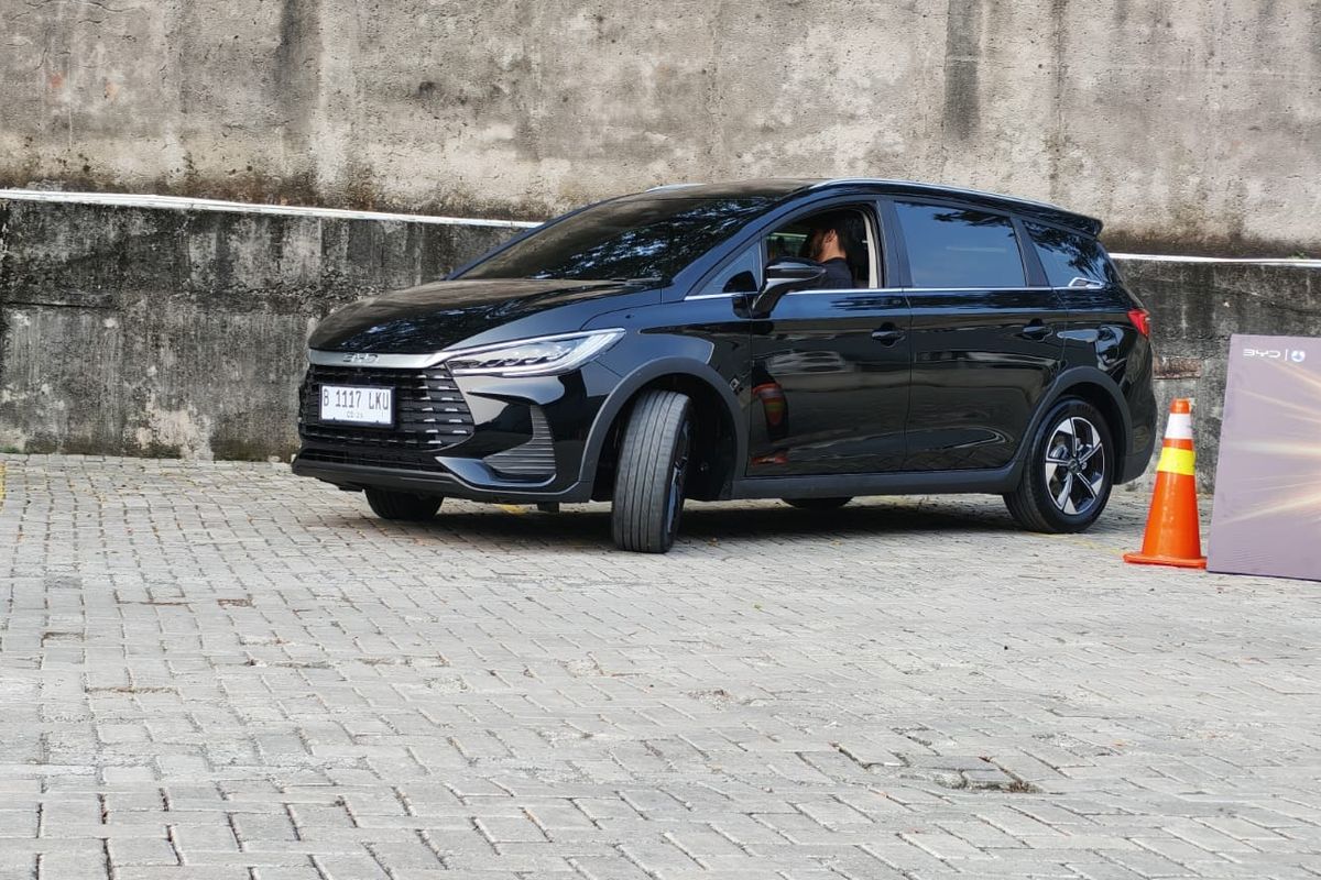 BYD M6 hybrid được &lsquo;test&rsquo; xăng thực tế: Trung b&igrave;nh 3,9L/100km, chạy từ đ&ocirc; thị tới đường đ&egrave;o dốc- Ảnh 1.