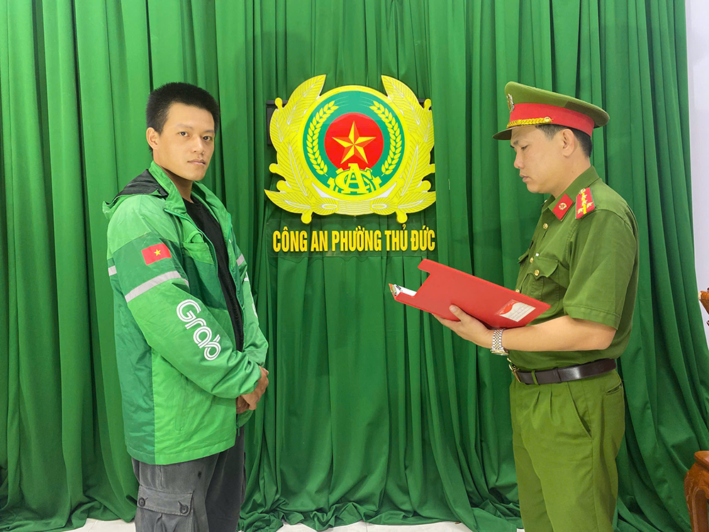 Thấy bạn g&aacute;i cũ ngồi sau xe kh&aacute;c, thanh ni&ecirc;n mặc &aacute;o xe &ocirc;m c&ocirc;ng nghệ "nổi m&aacute;u đi&ecirc;n" chặn đường đ&aacute;nh người ng&atilde; gục tr&ecirc;n vỉa h&egrave;- Ảnh 1.