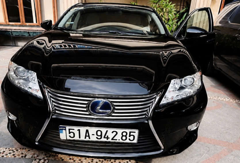 Xe Maybach biển số tứ qu&yacute; 9999 của b&agrave; Trương Mỹ Lan được mua đấu gi&aacute; hơn 16,6 tỷ đồng- Ảnh 2.