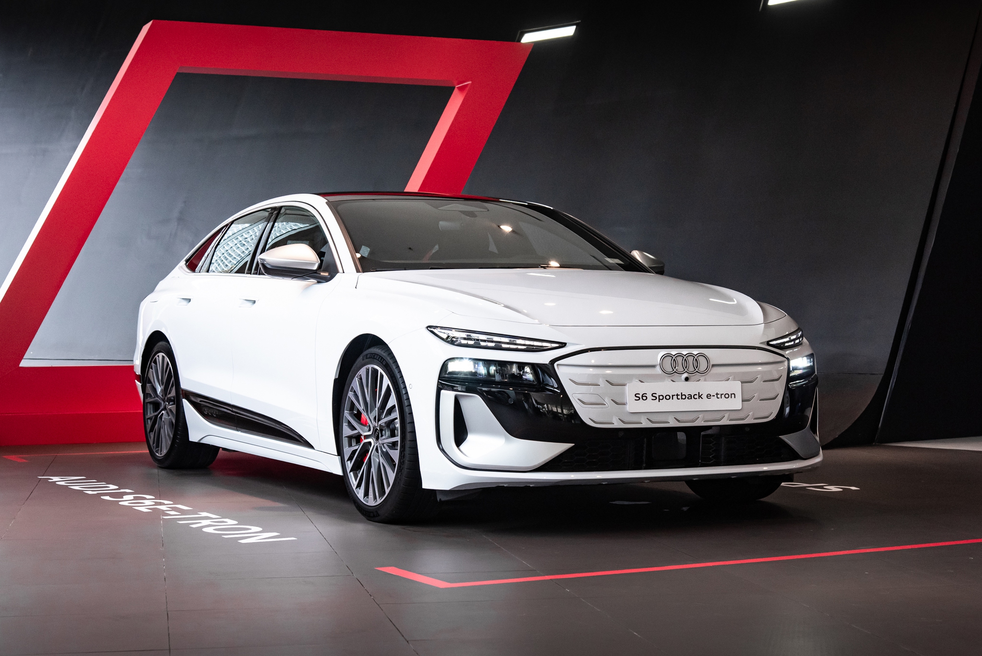 Xem thực tế 1 trong 5 chiếc Audi S6 Sportback e-tron gi&aacute; 4,199 tỷ đồng tại Việt Nam: Nhiều trang bị thể thao, mạnh gần 550 m&atilde; lực- Ảnh 19.