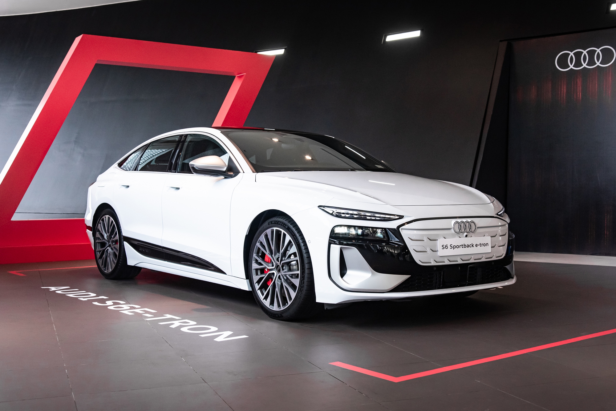 Xem thực tế 1 trong 5 chiếc Audi S6 Sportback e-tron gi&aacute; 4,199 tỷ đồng tại Việt Nam: Nhiều trang bị thể thao, mạnh gần 550 m&atilde; lực- Ảnh 1.