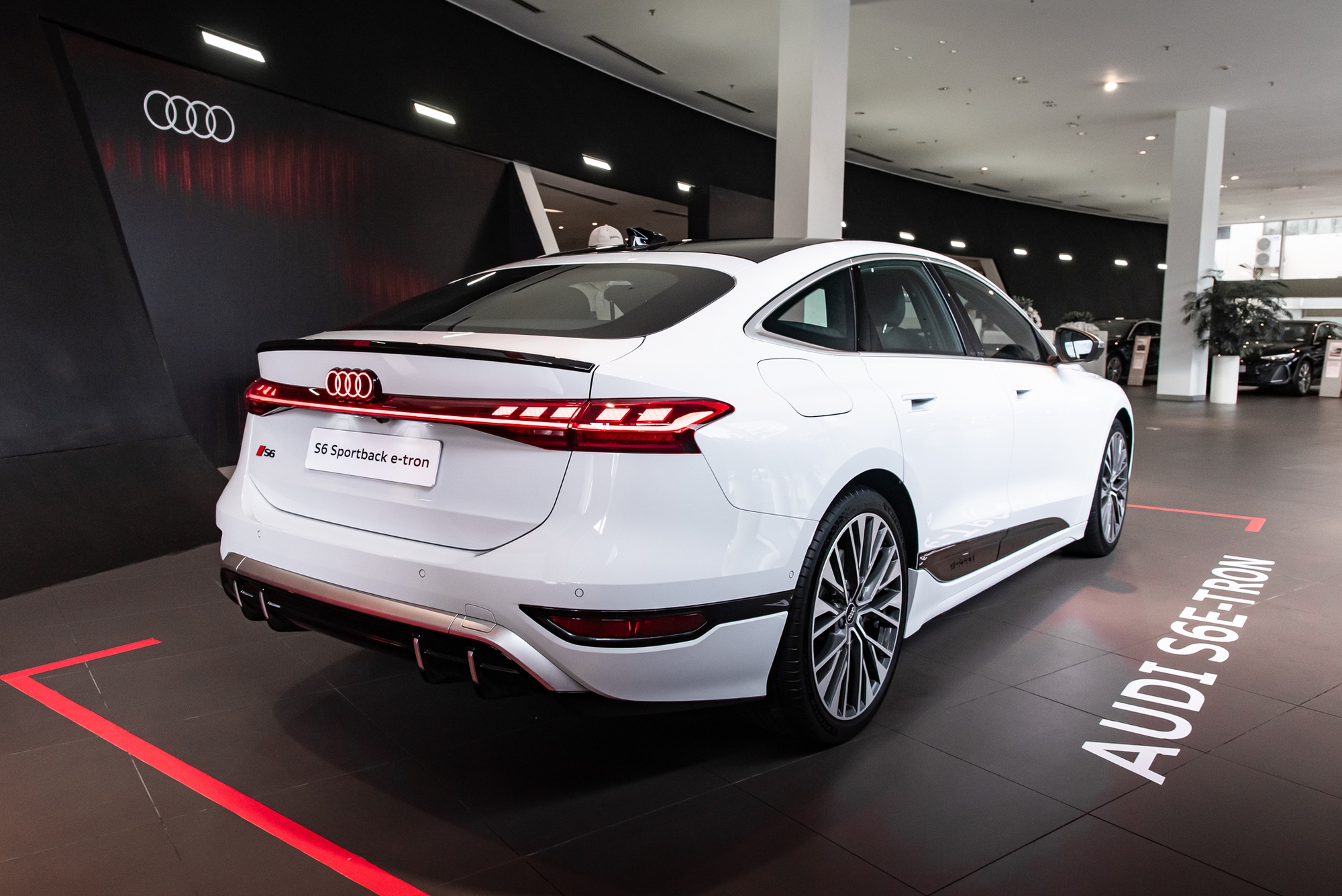 Xem thực tế 1 trong 5 chiếc Audi S6 Sportback e-tron gi&aacute; 4,199 tỷ đồng tại Việt Nam: Nhiều trang bị thể thao, mạnh gần 550 m&atilde; lực- Ảnh 6.