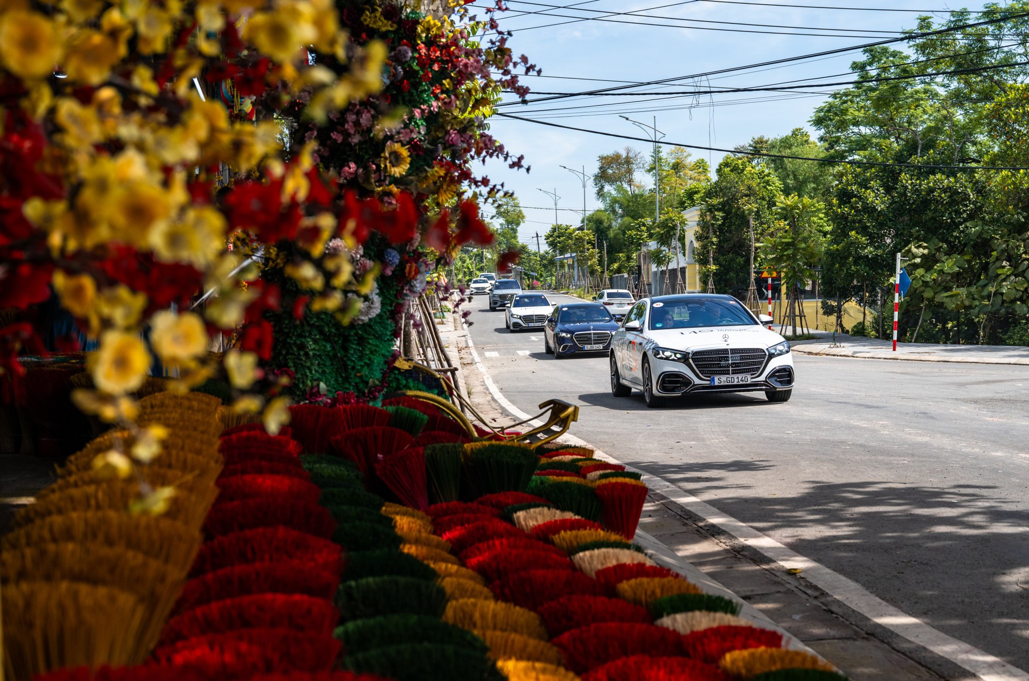 T&ocirc;i l&aacute;i Mercedes-Benz GLC 300 xuy&ecirc;n Việt hơn 1.800km c&ugrave;ng đo&agrave;n quốc tế: Chạy sướng, cảnh m&atilde;n nh&atilde;n, nhiều người t&ograve; m&ograve; hỏi thăm- Ảnh 7.