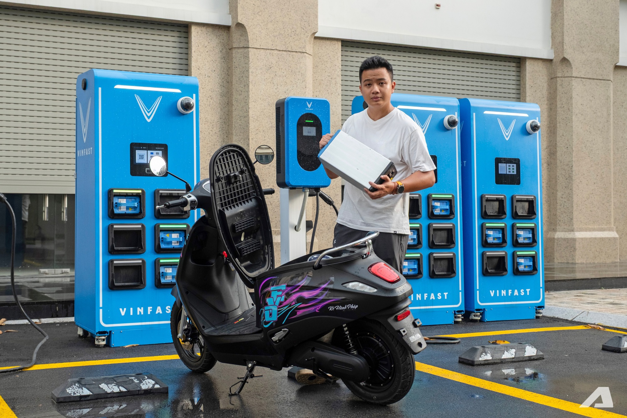 Cầm VinFast Evo Lite &lsquo;lượn&rsquo; từ H&agrave; Nội tới Hưng Y&ecirc;n: Xe &ecirc;m, vững, đổi pin tiện, tốc độ giới hạn 49 km/h- Ảnh 1.
