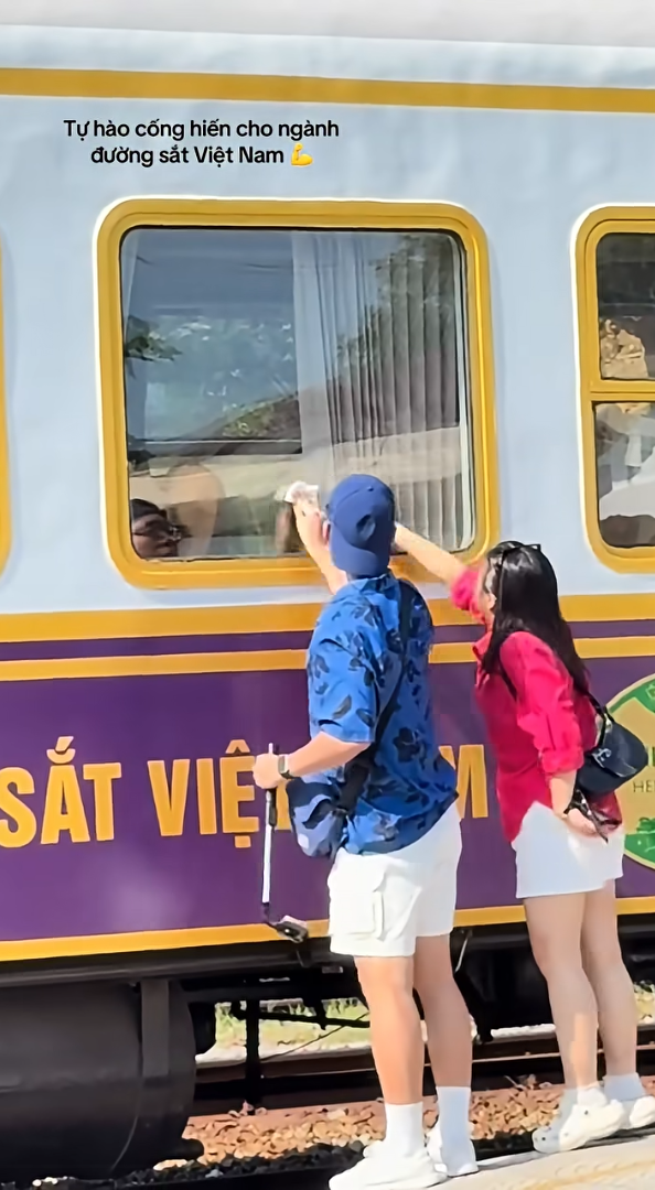 Chuyến t&agrave;u nhiều người phải tự lau cửa sổ trước khi chạy: L&yacute; do thật sự đằng sau- Ảnh 1.