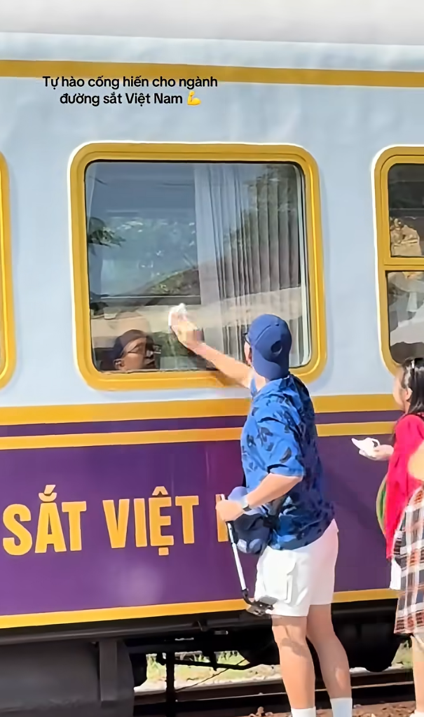 Chuyến t&agrave;u nhiều người phải tự lau cửa sổ trước khi chạy: L&yacute; do thật sự đằng sau- Ảnh 2.