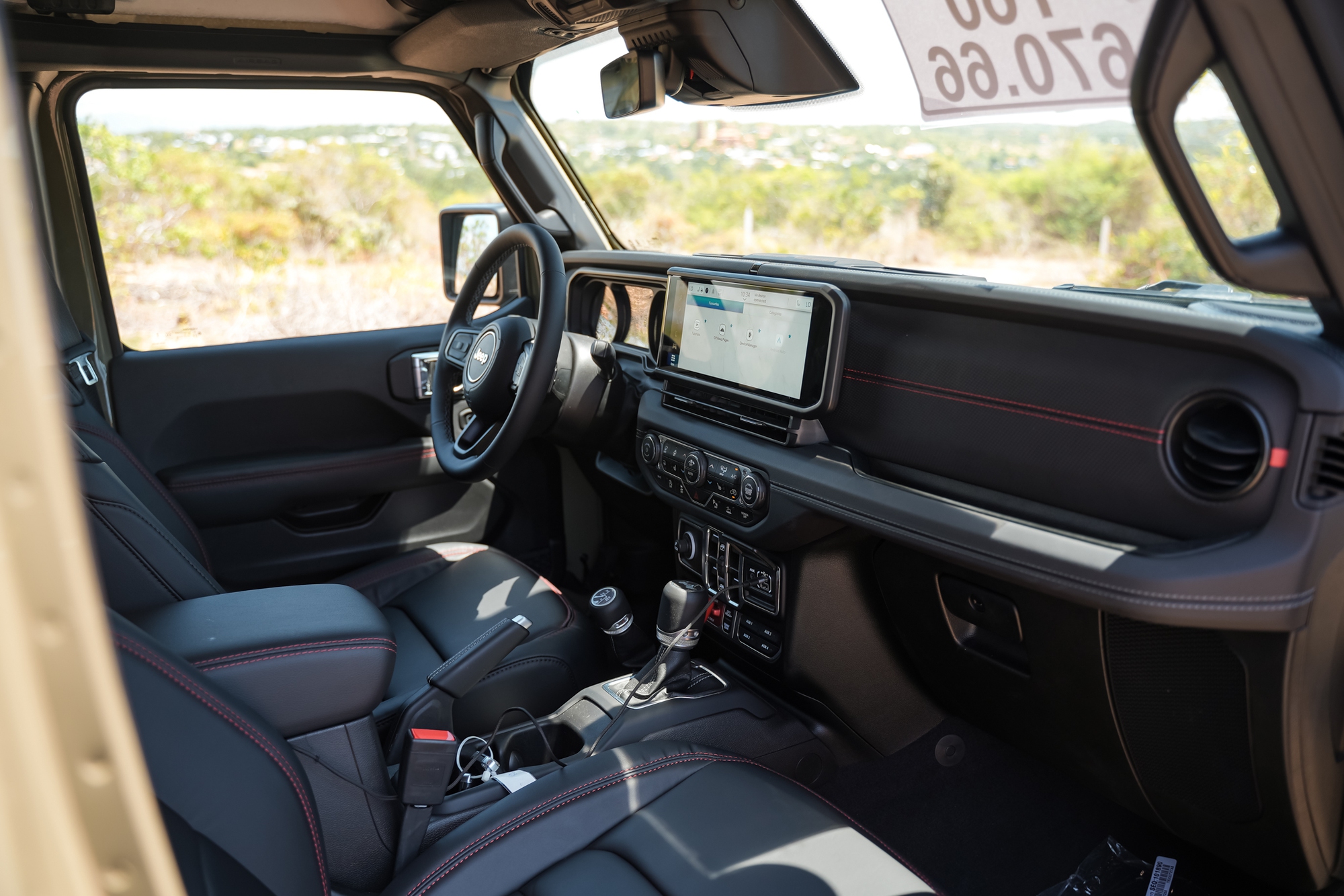 Ảnh thực tế Jeep Wrangler 2026 do THACO ph&acirc;n phối: M&aacute;y 2.0L, m&agrave;n h&igrave;nh lớn, c&oacute; ADAS, chốt gi&aacute; cuối th&aacute;ng n&agrave;y- Ảnh 12.