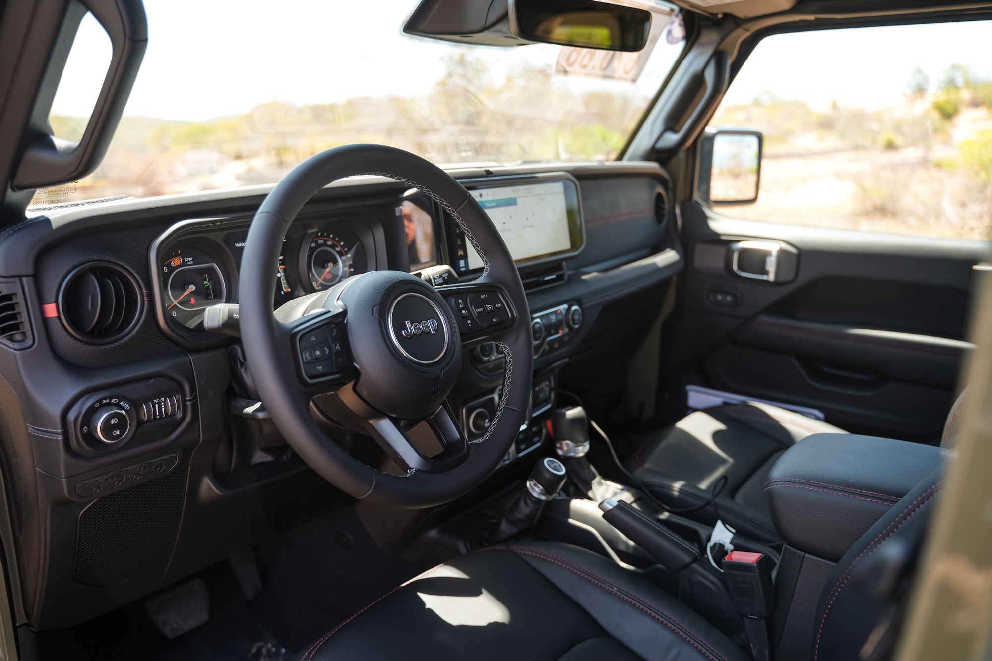 Ảnh thực tế Jeep Wrangler 2026 do THACO ph&acirc;n phối: M&aacute;y 2.0L, m&agrave;n h&igrave;nh lớn, c&oacute; ADAS, chốt gi&aacute; cuối th&aacute;ng n&agrave;y- Ảnh 17.