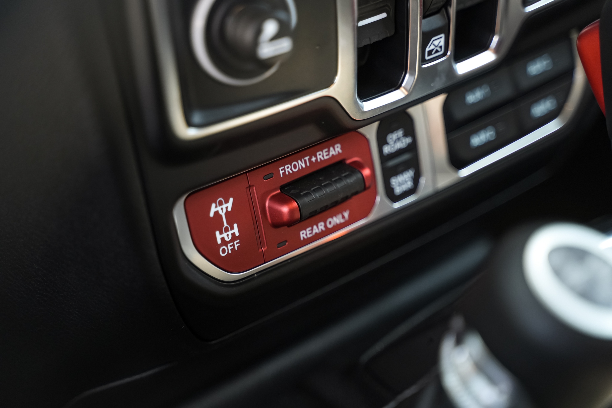 Ảnh thực tế Jeep Wrangler 2026 do THACO ph&acirc;n phối: M&aacute;y 2.0L, m&agrave;n h&igrave;nh lớn, c&oacute; ADAS, chốt gi&aacute; cuối th&aacute;ng n&agrave;y- Ảnh 16.