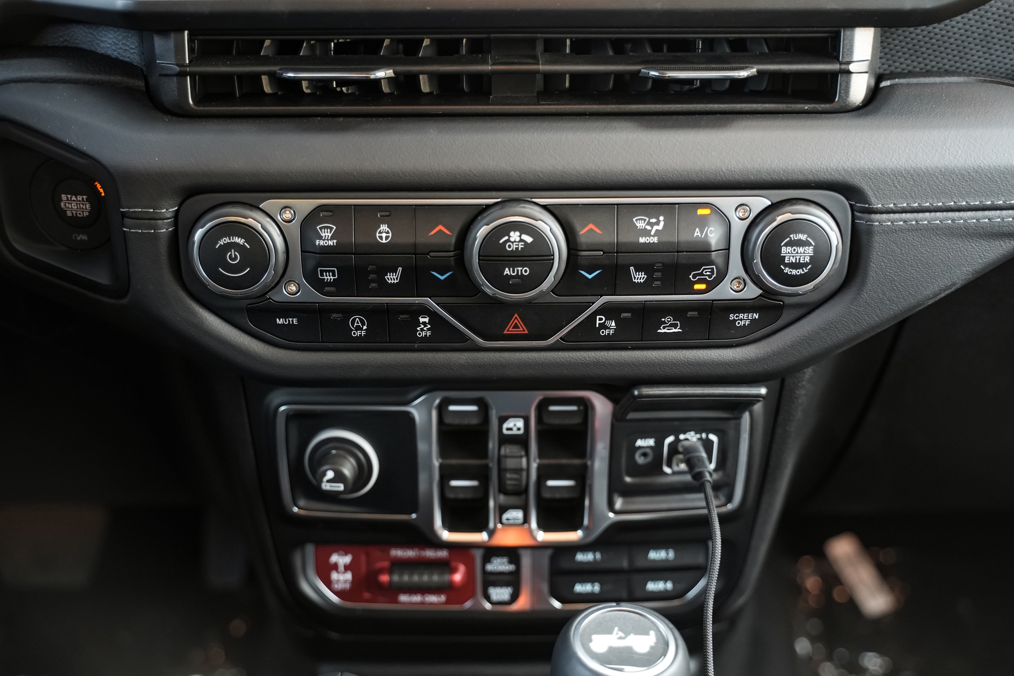Ảnh thực tế Jeep Wrangler 2026 do THACO ph&acirc;n phối: M&aacute;y 2.0L, m&agrave;n h&igrave;nh lớn, c&oacute; ADAS, chốt gi&aacute; cuối th&aacute;ng n&agrave;y- Ảnh 14.