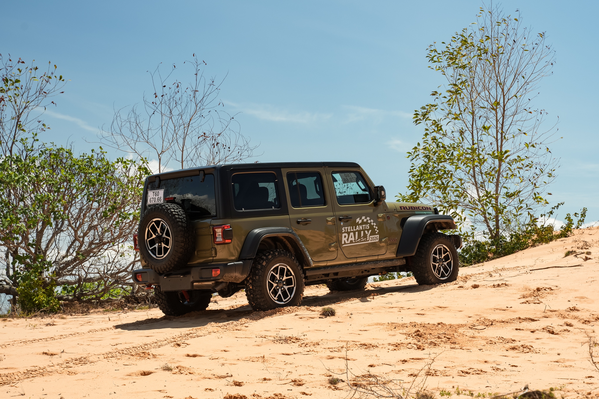 Ảnh thực tế Jeep Wrangler 2026 do THACO ph&acirc;n phối: M&aacute;y 2.0L, m&agrave;n h&igrave;nh lớn, c&oacute; ADAS, chốt gi&aacute; cuối th&aacute;ng n&agrave;y- Ảnh 4.