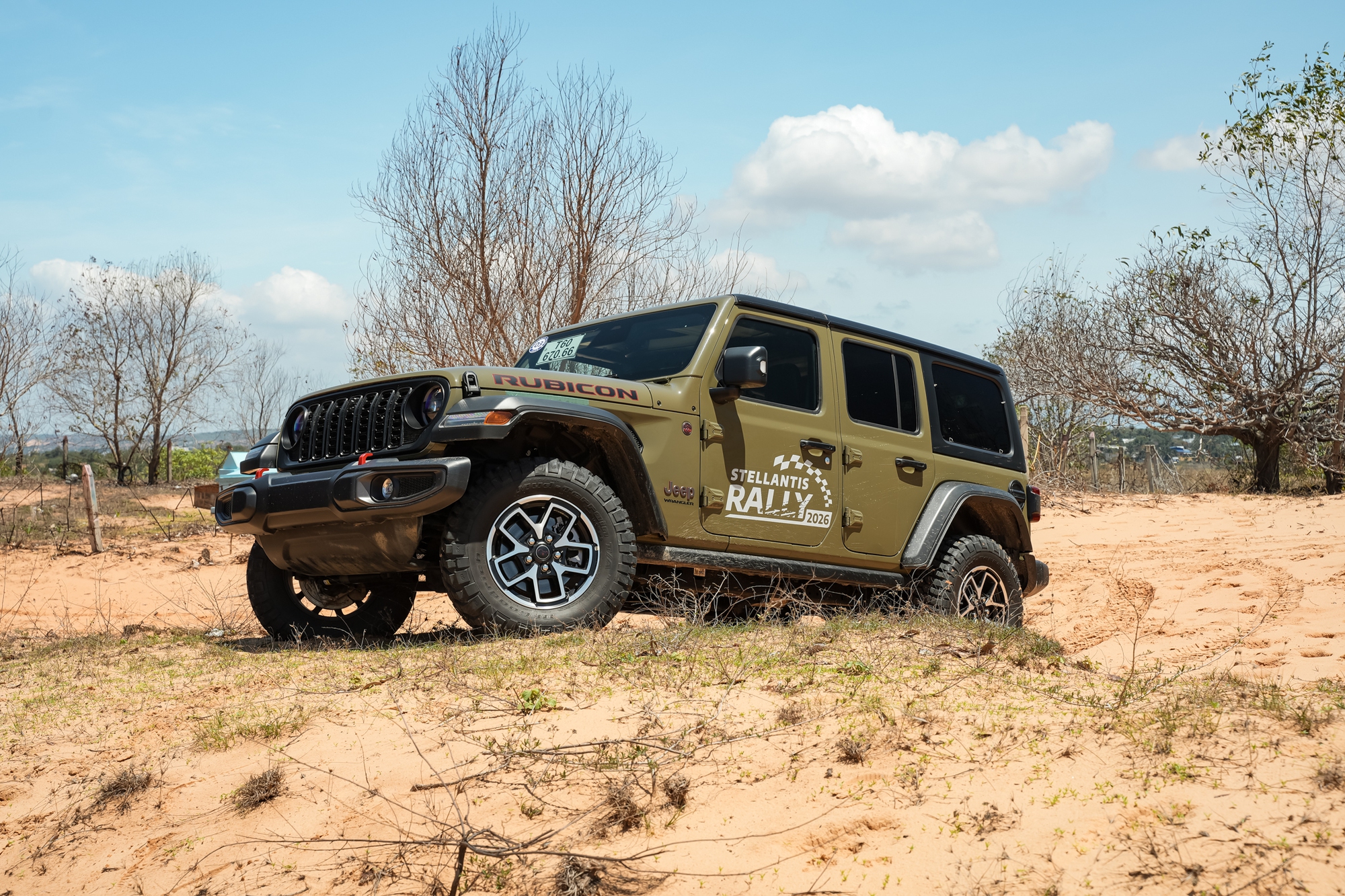 Ảnh thực tế Jeep Wrangler 2026 do THACO ph&acirc;n phối: M&aacute;y 2.0L, m&agrave;n h&igrave;nh lớn, c&oacute; ADAS, chốt gi&aacute; cuối th&aacute;ng n&agrave;y- Ảnh 1.
