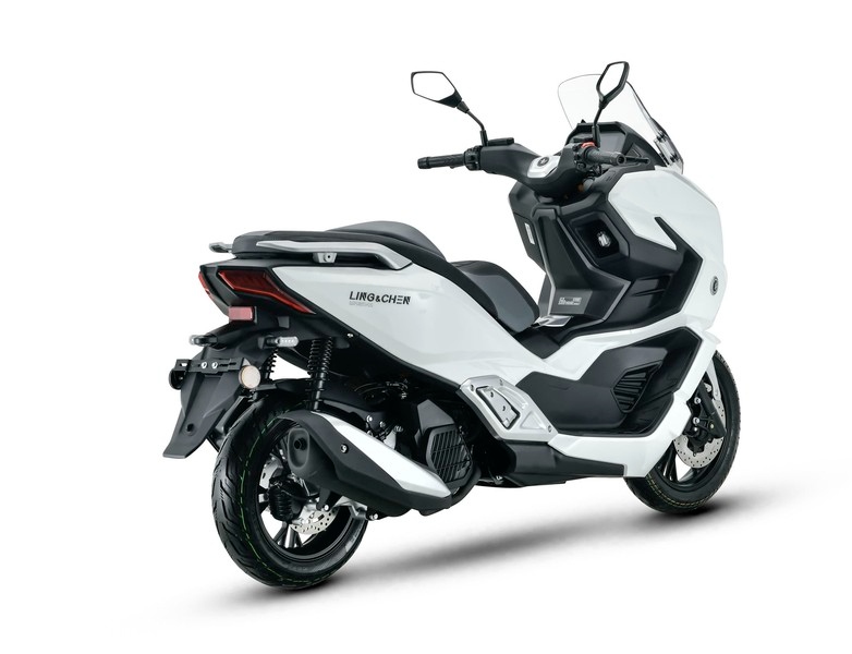 Lộ diện mẫu xe tay ga 150cc d&agrave;i hơn cả Yamaha TMAX, sở hữu b&igrave;nh xăng 15 l&iacute;t, c&oacute; ABS, TCS nhưng gi&aacute; cực mềm- Ảnh 5.