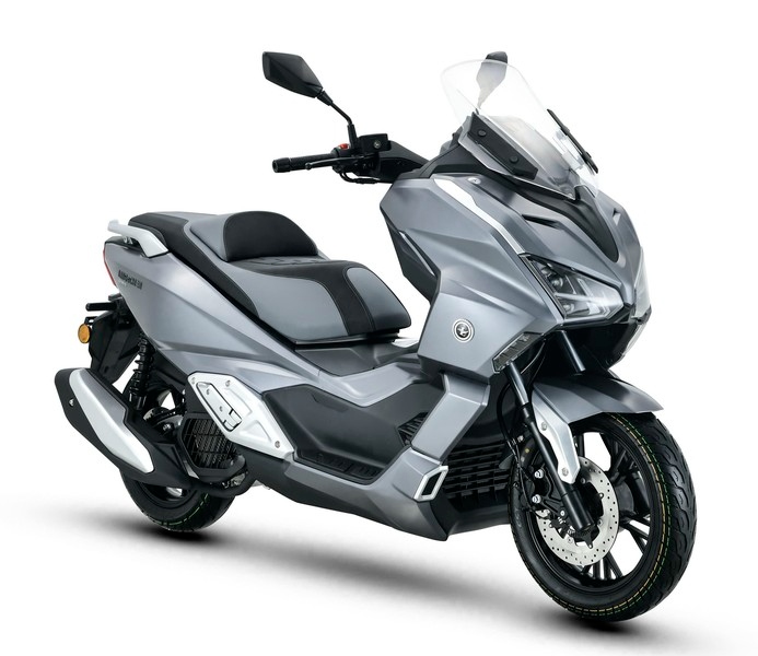 Lộ diện mẫu xe tay ga 150cc d&agrave;i hơn cả Yamaha TMAX, sở hữu b&igrave;nh xăng 15 l&iacute;t, c&oacute; ABS, TCS nhưng gi&aacute; cực mềm- Ảnh 2.