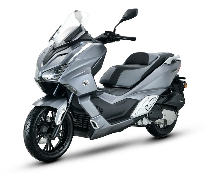 Lộ diện mẫu xe tay ga 150cc d&agrave;i hơn cả Yamaha TMAX, sở hữu b&igrave;nh xăng 15 l&iacute;t, c&oacute; ABS, TCS nhưng gi&aacute; cực mềm- Ảnh 1.