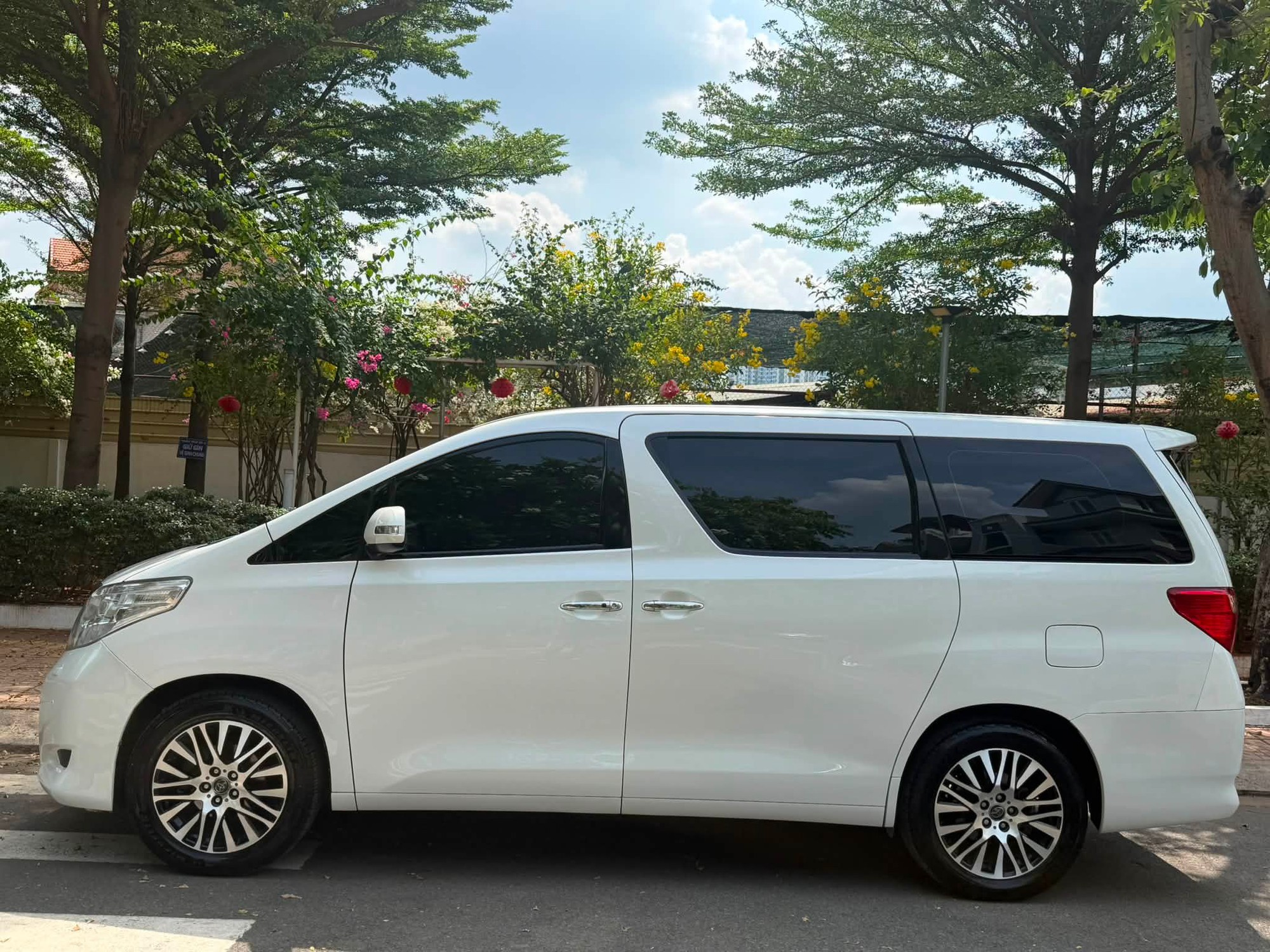 Bỏ 800 triệu đã đủ để mua chiếc Toyota Alphard này phục vụ gia đình: Hàng hai có bệ đỡ chân, cửa trượt, máy V6 3.5L- Ảnh 3. Bỏ 800 triệu đã đủ để mua chiếc Toyota Alphard này phục vụ gia đình: Hàng hai có bệ đỡ chân, cửa trượt, máy V6 3.5L- Ảnh 3.