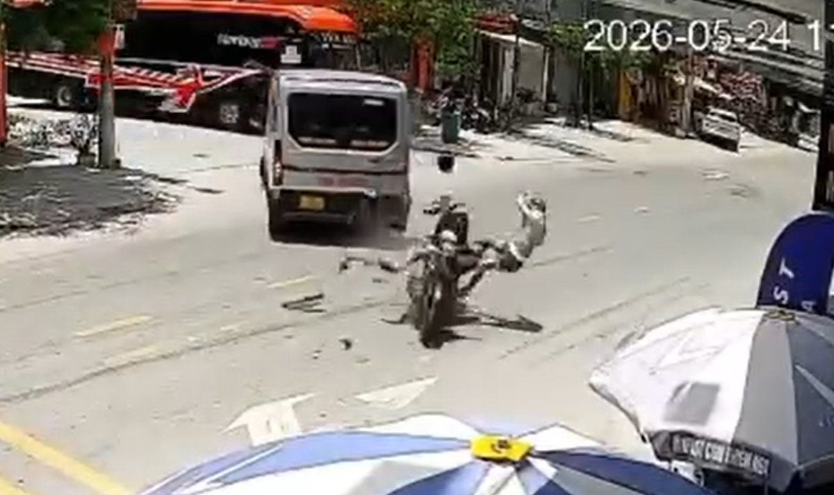 Hai thanh ni&ecirc;n đi xe m&aacute;y bay l&ecirc;n kh&ocirc;ng trung sau khi t&ocirc;ng xe 9 chỗ- Ảnh 1.