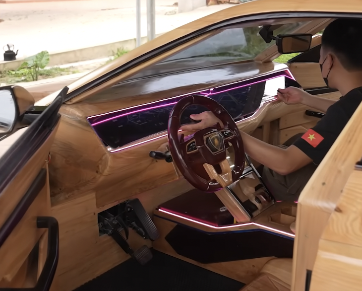 &Ocirc;ng bố Bắc Ninh tự chế 'si&ecirc;u xe gỗ' giống Lamborghini Urus: Khung gầm sắt, lốp gỗ khắc tay như thật, động cơ điện đặt sau- Ảnh 6.