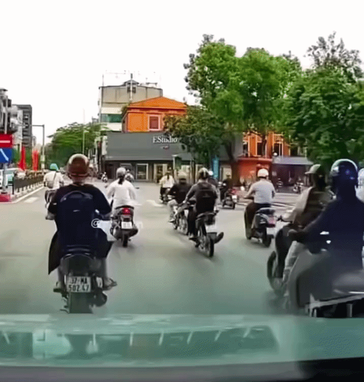 H&agrave; Nội: Sang đường "hồn nhi&ecirc;n", nữ t&agrave;i xế g&acirc;y tai nạn rồi bỏ chạy, c&ocirc;ng an đang truy t&igrave;m- Ảnh 1.