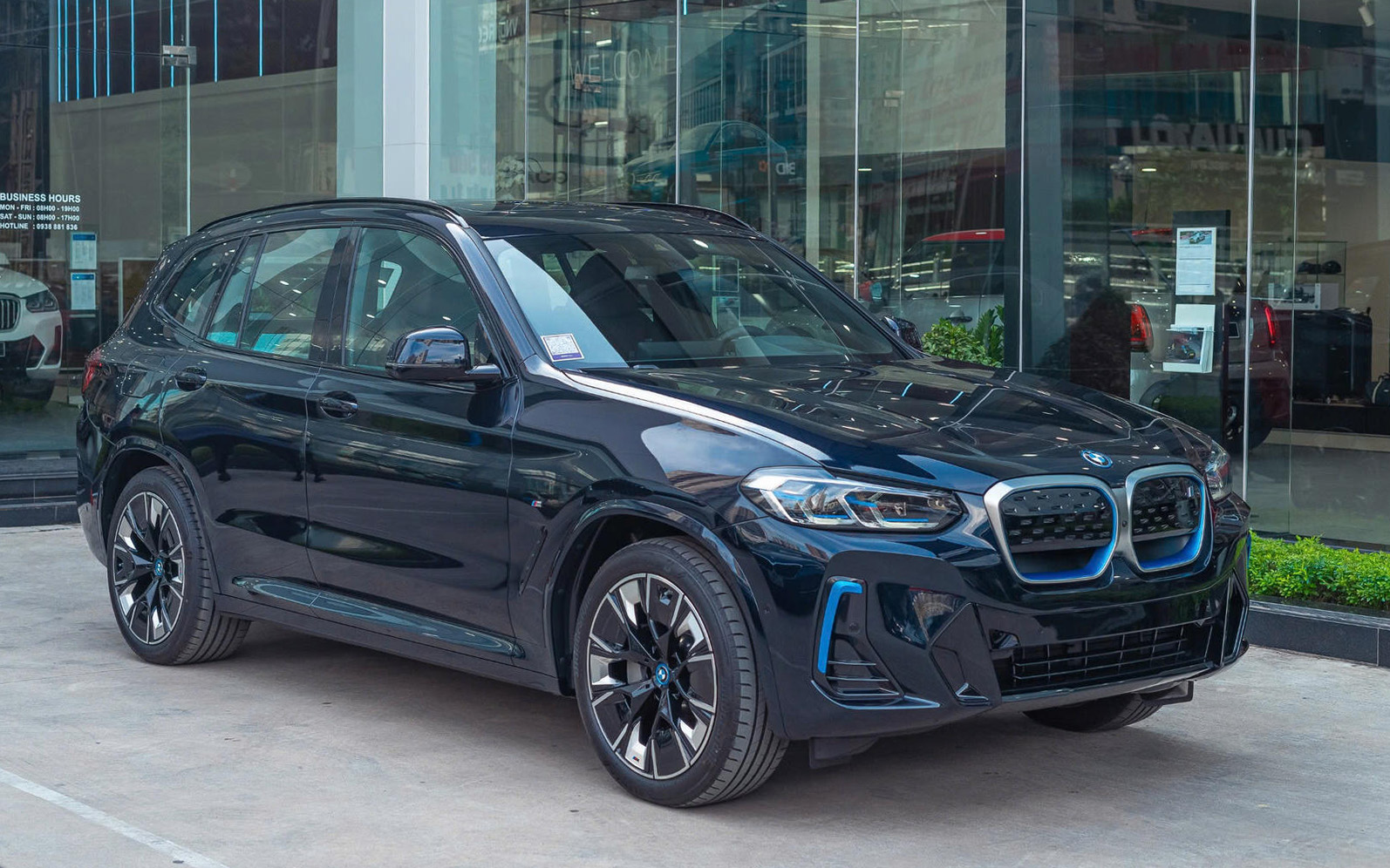 Zeekr 7X lộ giá dự kiến 2,5 tỷ đồng tại Việt Nam: Ngang giá BMW iX3, gấp rưỡi Mustang Mach-E, mạnh 637HP, chạy 615km/sạc- Ảnh 2. Zeekr 7X lộ giá dự kiến 2,5 tỷ đồng tại Việt Nam: Ngang giá BMW iX3, gấp rưỡi Mustang Mach-E, mạnh 637HP, chạy 615km/sạc- Ảnh 2.